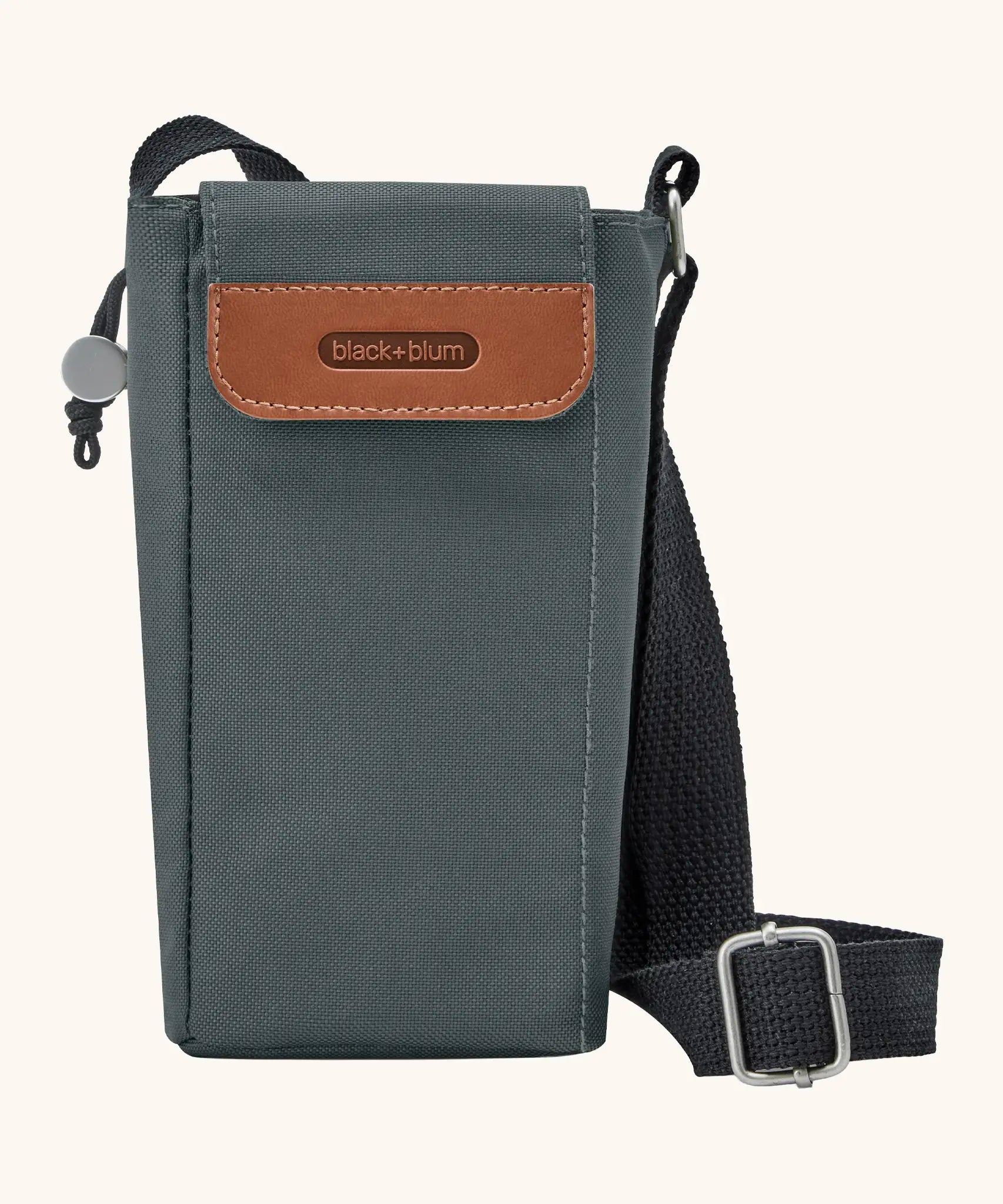Black + Blum insulated water repellent bottle bag in slate blue with lid. Features a reinforced adjustable strap, side pockets and a adjustable drawstring 