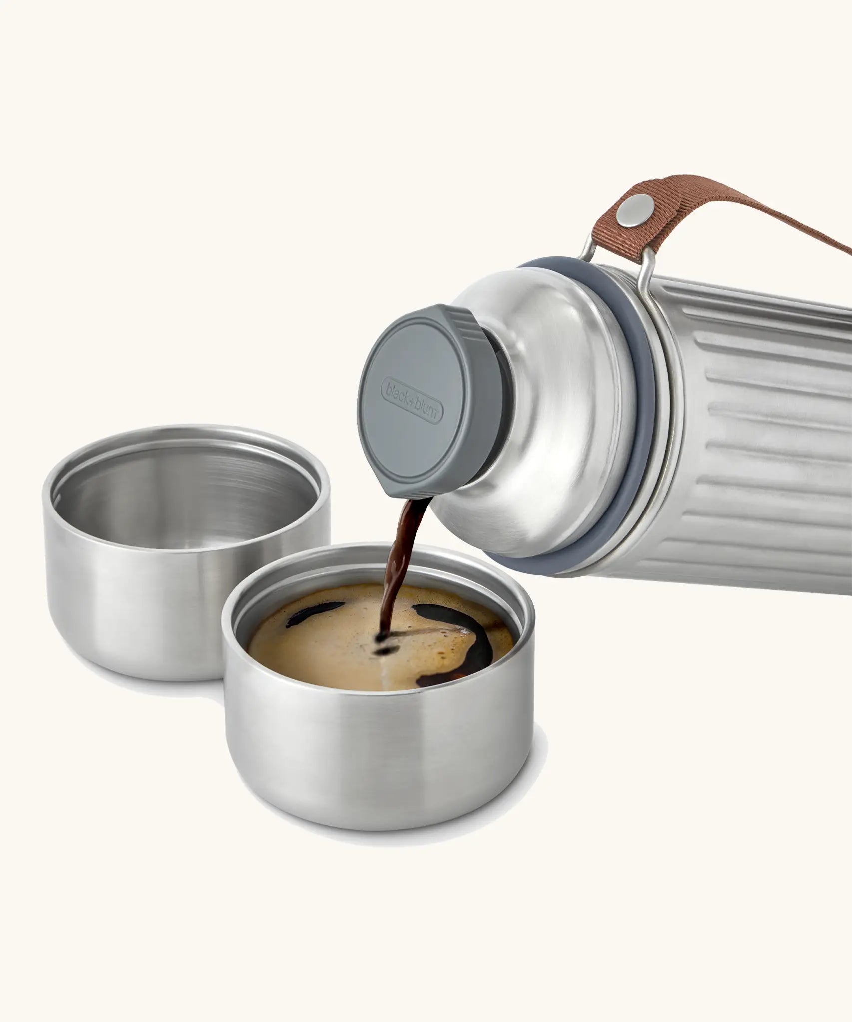 Black&Blum leakproof duo explorer flask showing hot liquid poured from the easy pour screw lid