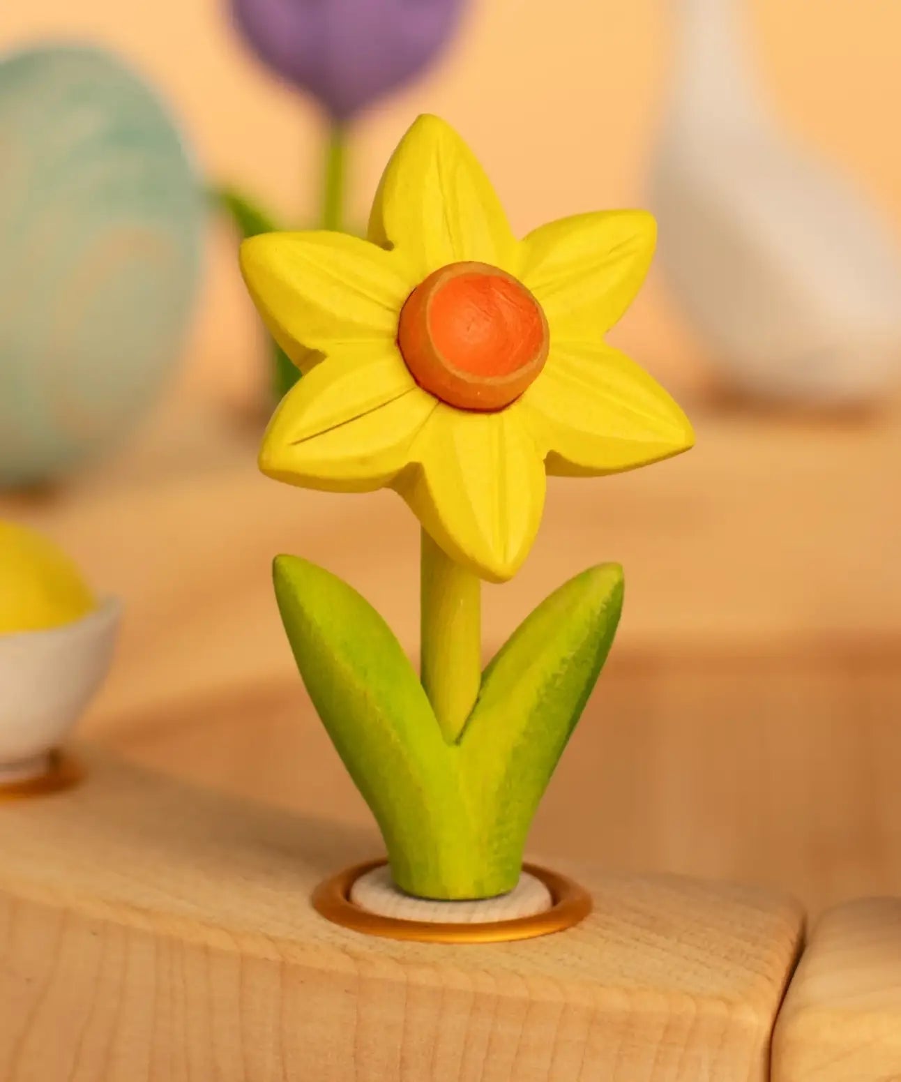 Bumbu wooden yellow daffodil decorative figure standing in a celebration ring