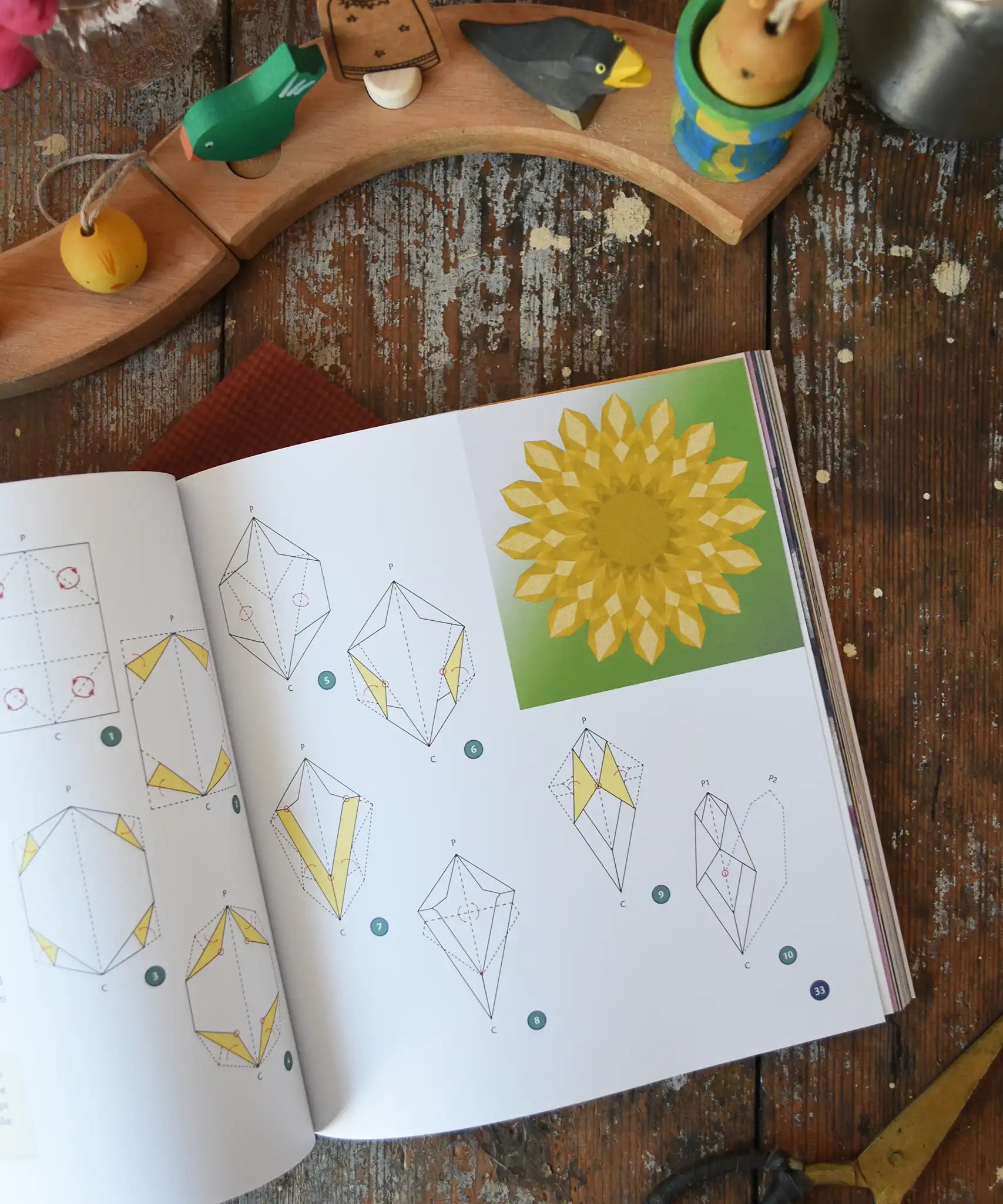 Crafting Magical Window Stars tutorial book written by Frédérique Guéret. View of one of the how to guides inside. 