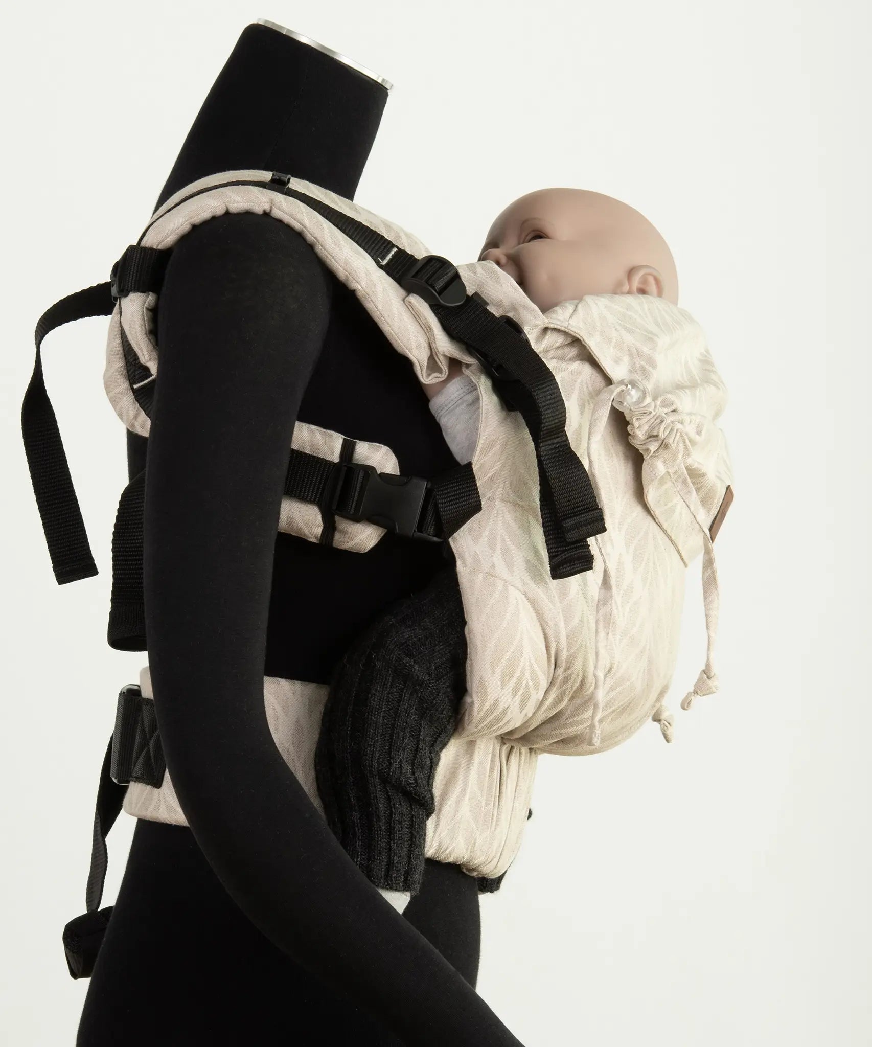 Side of Didymos didyfix carrier in linen cream shown on mannequin. A soft structured full buckle carrier made from cotton