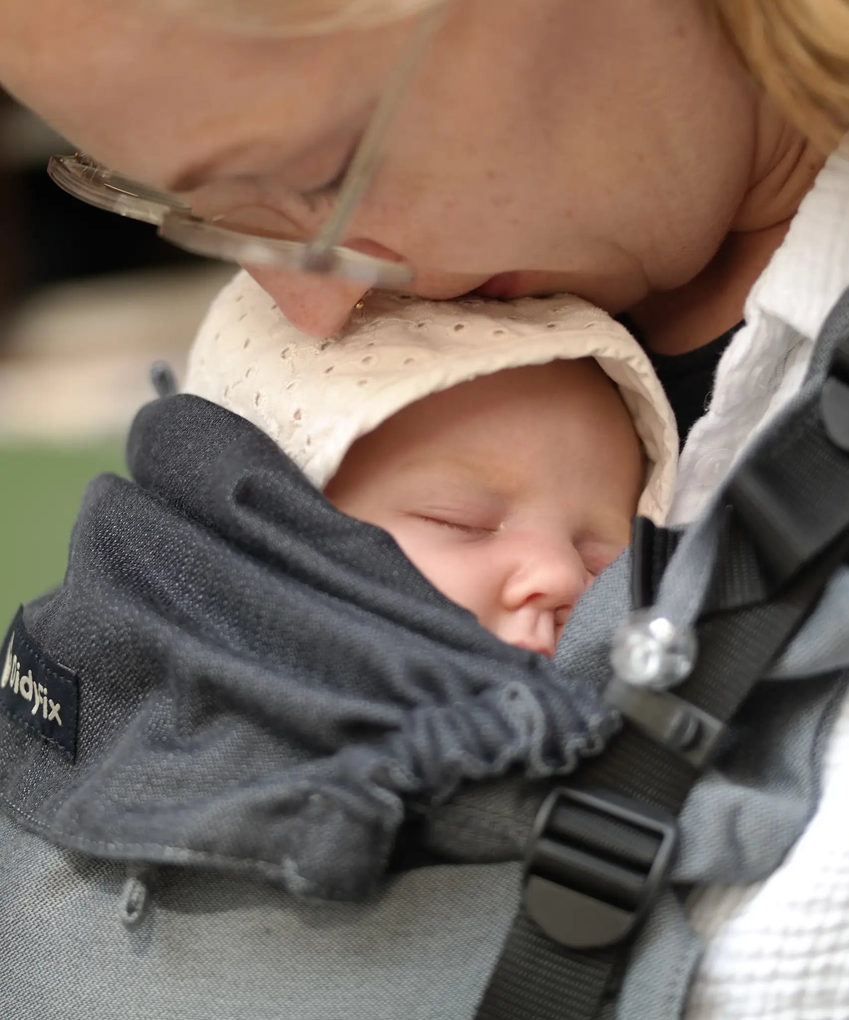 Didymos didyfix baby carrier in double anthracite showing close up of the neck rest adjusted to position of baby's head
