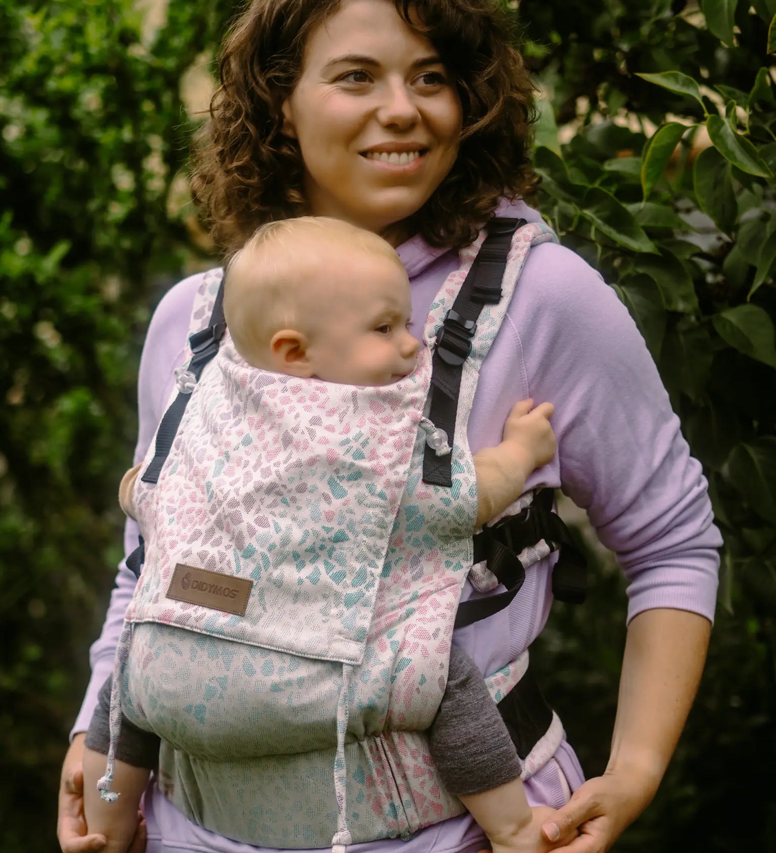 Mother with a baby sitting inside a Summer mosaic Didymos didyfix soft structured cotton carrier 