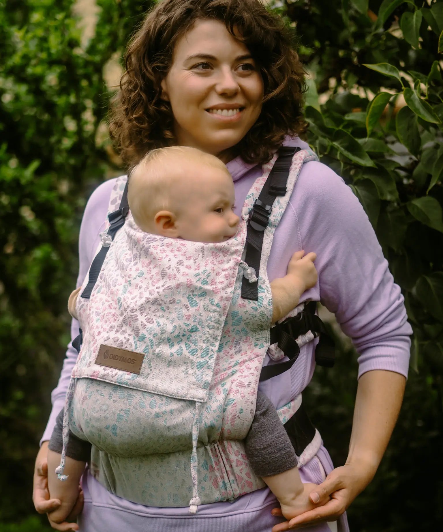 Mother with a baby sitting inside a Summer mosaic Didymos didyfix soft structured cotton carrier 