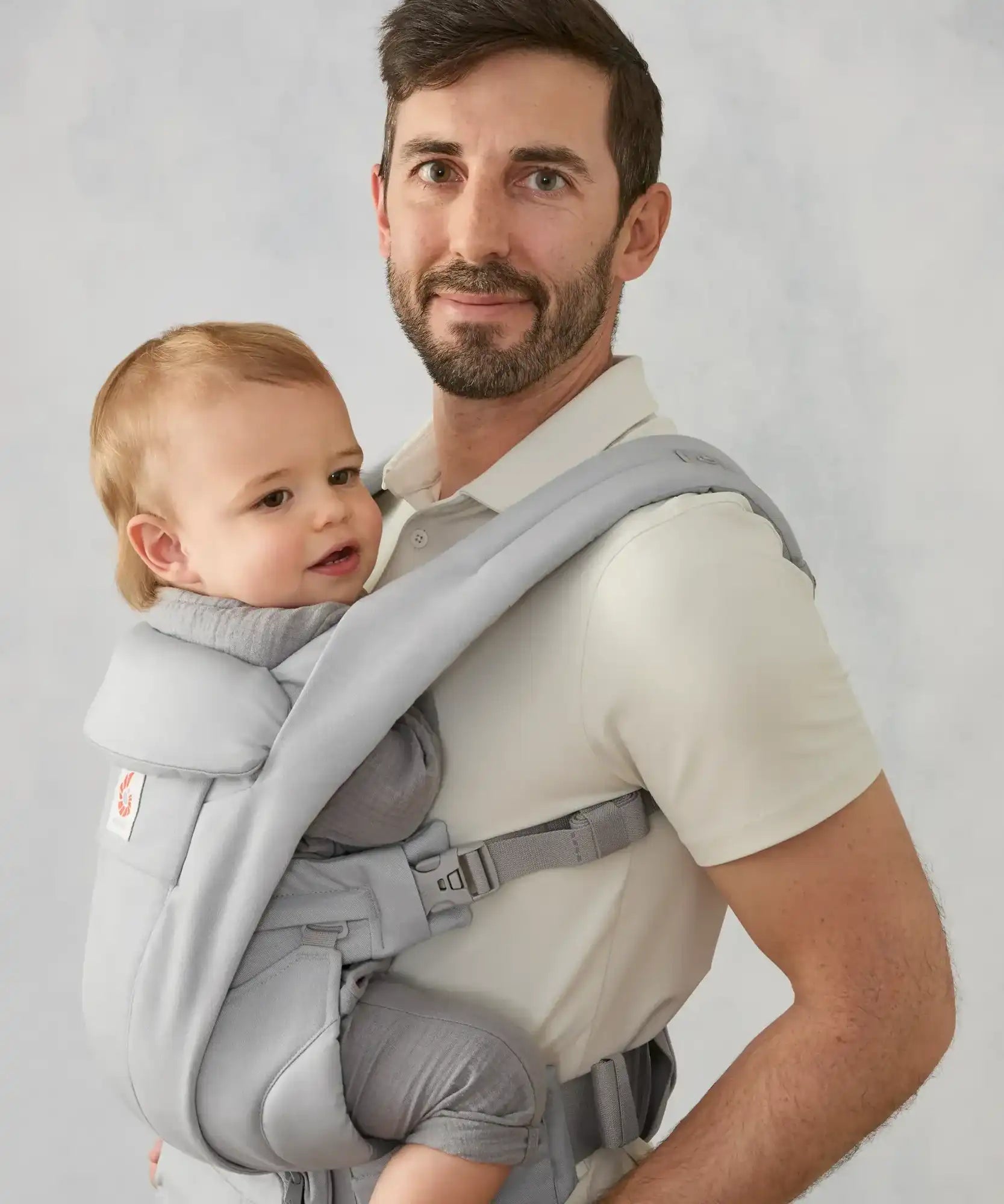 Ergobaby omni deluxe baby carrier  SoftTouch cotton in pearl grey. Baby worn in carrier facing the parent.