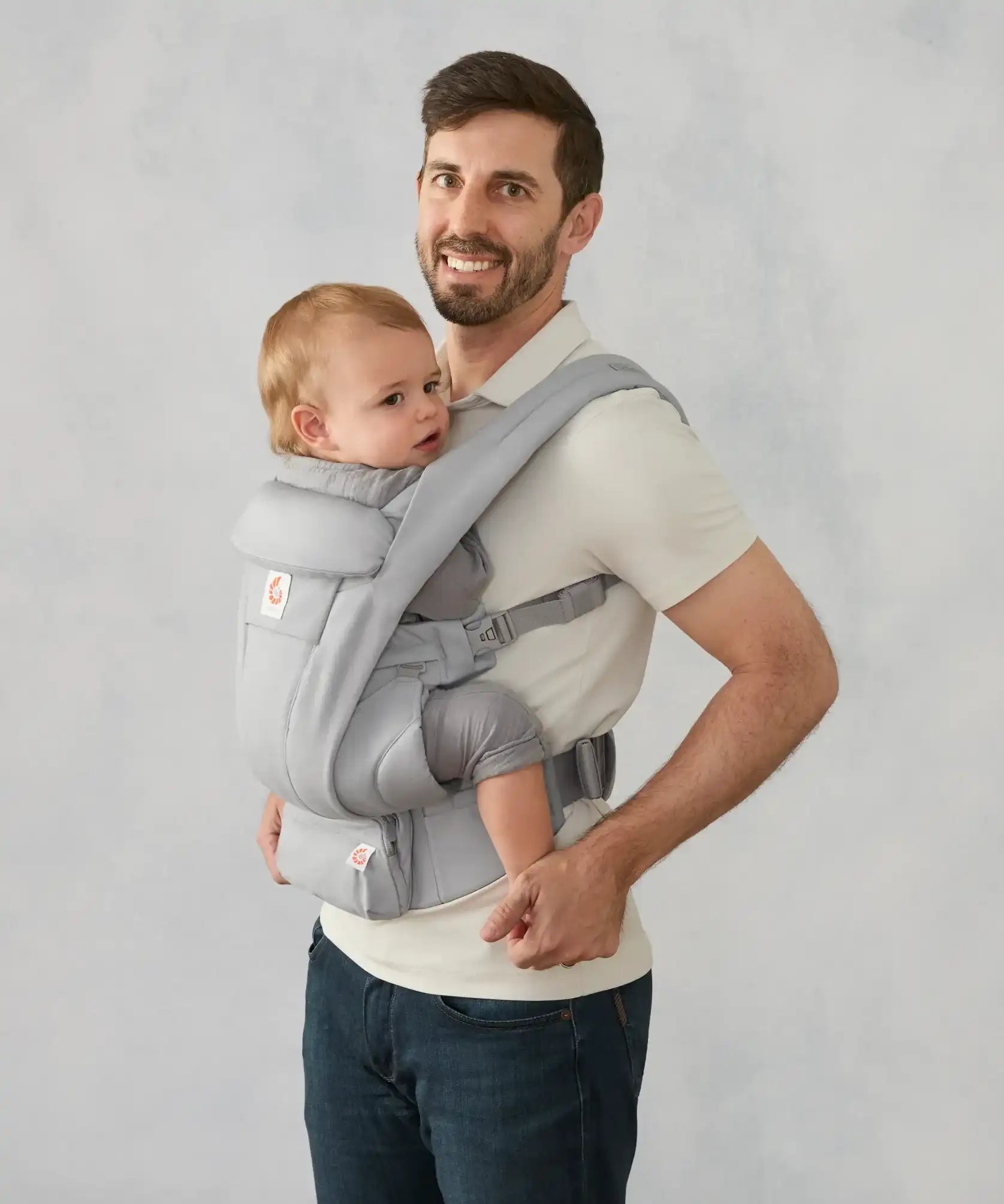 Ergobaby omni deluxe baby carrier  SoftTouch cotton in pearl grey. Baby worn in carrier facing the parent.