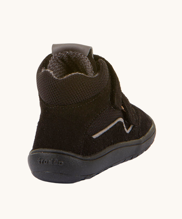 The back of the Froddo Barefoot TEX Kids Autumn Shoes in Black. A soft ankle high shoe in black with a barefoot black rubber sole. Features two velcro straps for a secure fit.  We have a range of children's barefoot shoes available at Babipur. 
