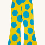 Frugi kids cosy flared leggings in super spot available at Babipur. GOTS organic cotton flared style leggings in yellow with bold blue spots. Features a elasticated waist band