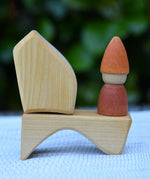 Grapat Tomten Nin peg doll placed on a block from the Glückskäfer 17 small natural blocks set.