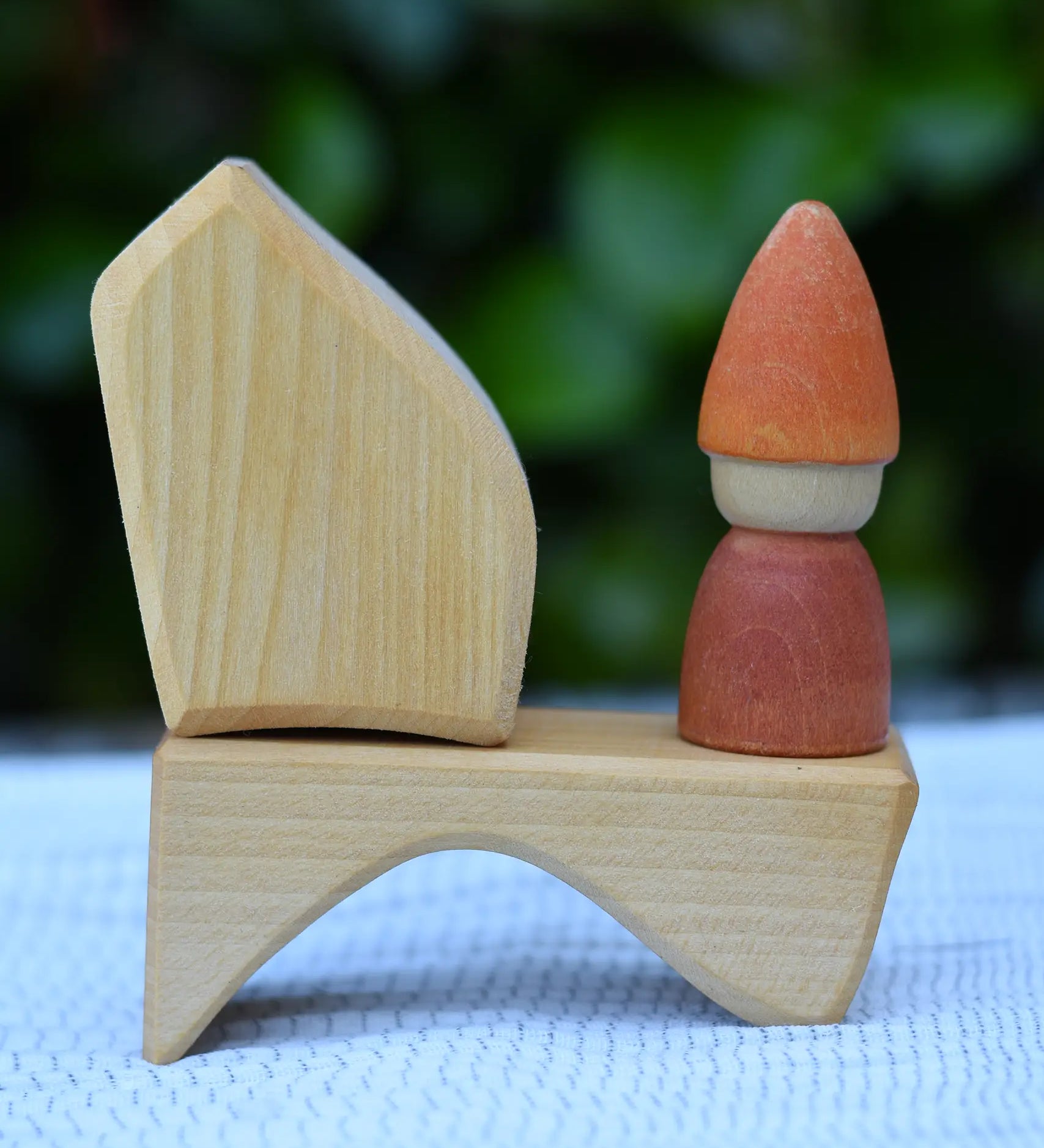 Grapat Tomten Nin peg doll placed on a block from the Glückskäfer 17 small natural blocks set.