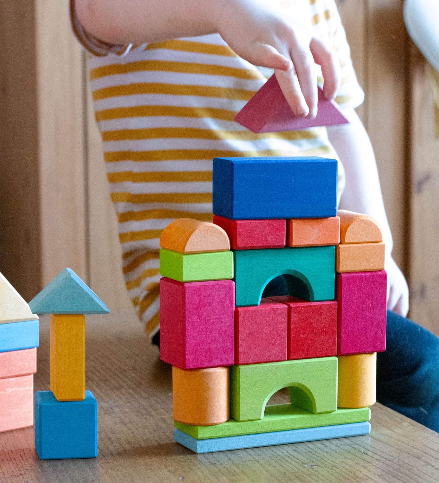 A child building with the blocks from the Glückskäfer 27 Piece Building Blocks Set.