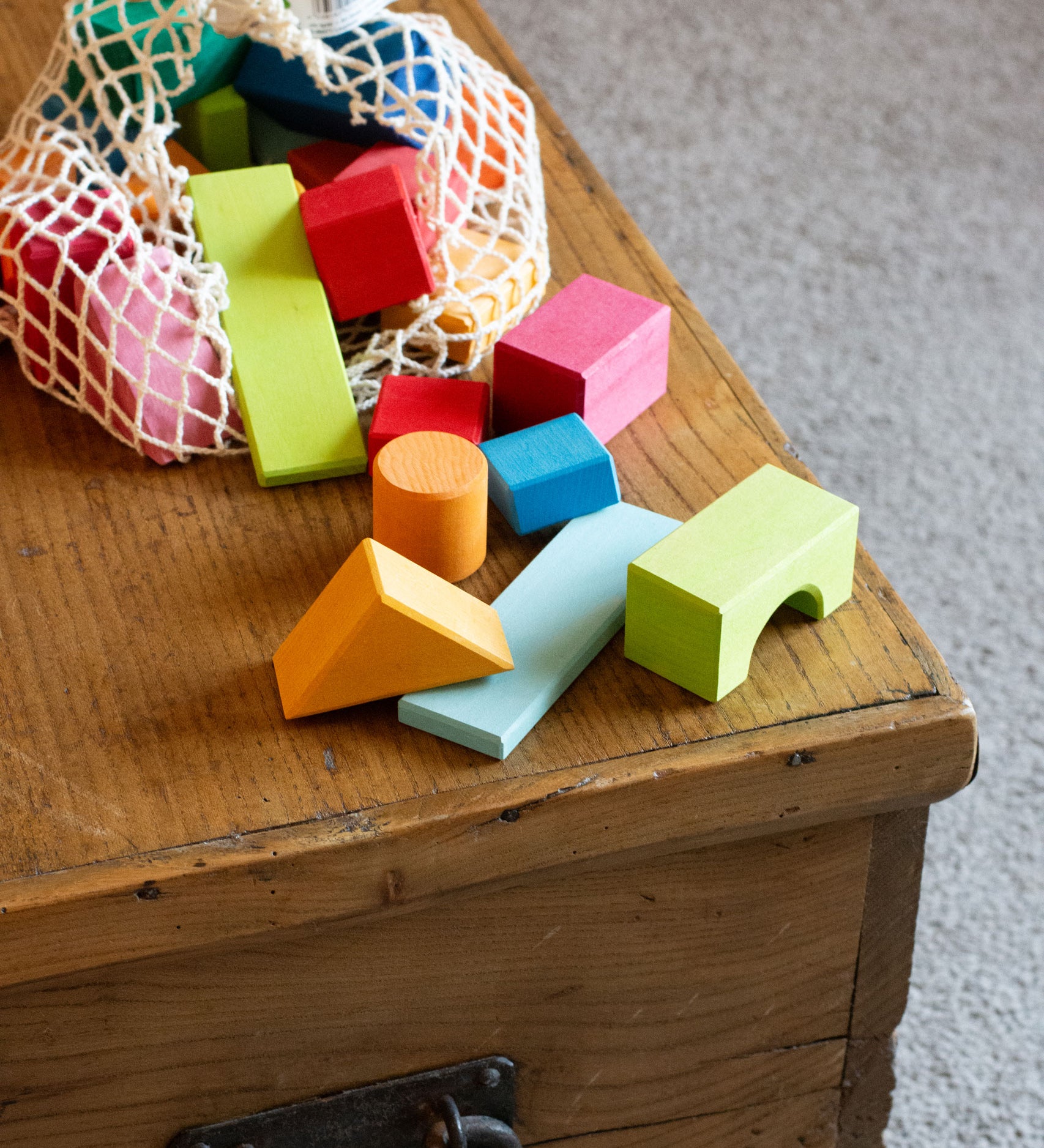 A Glückskäfer 27 Piece Building Blocks Set shown with the string storage next that it comes in. 