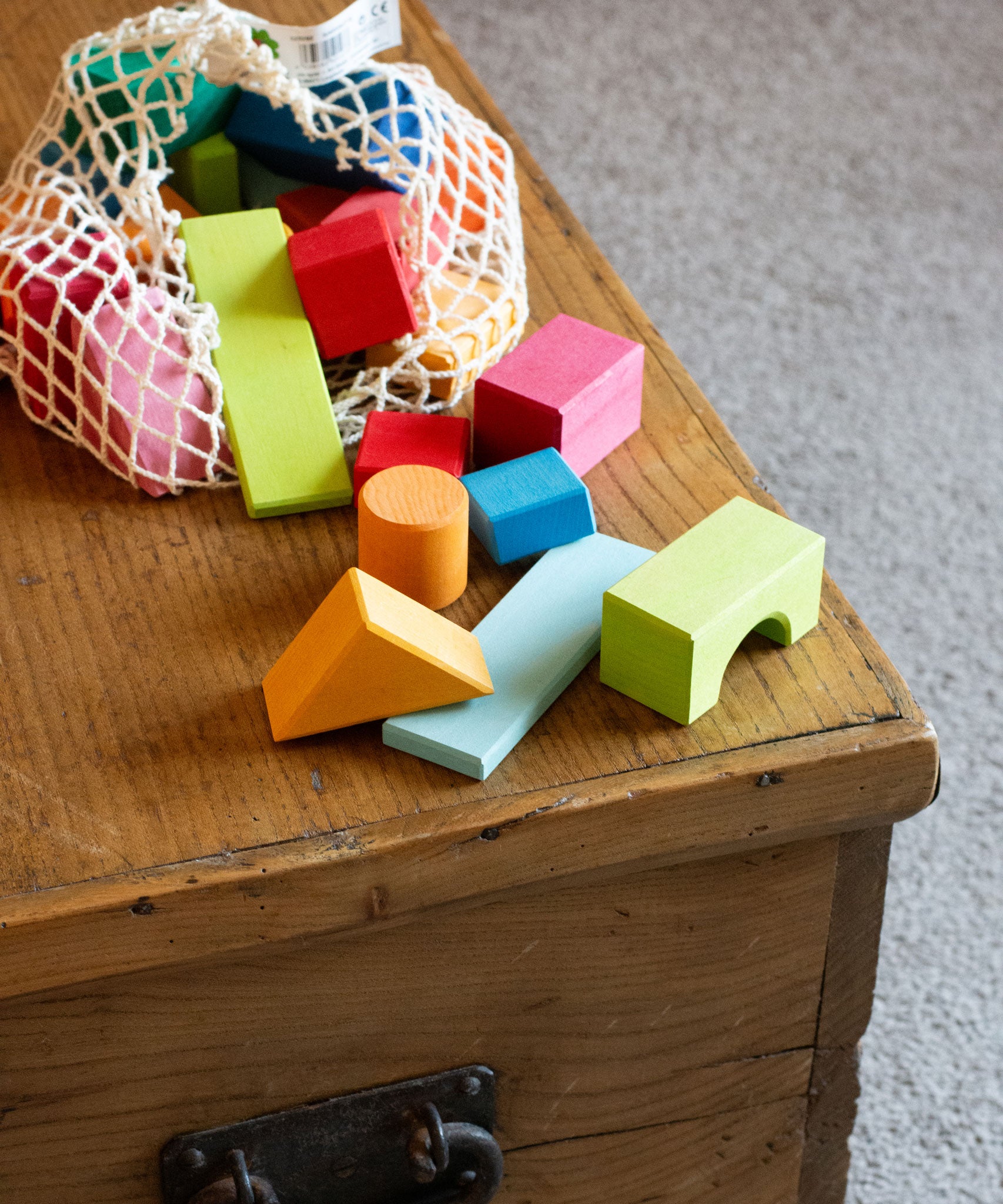 A Glückskäfer 27 Piece Building Blocks Set shown with the string storage next that it comes in. 