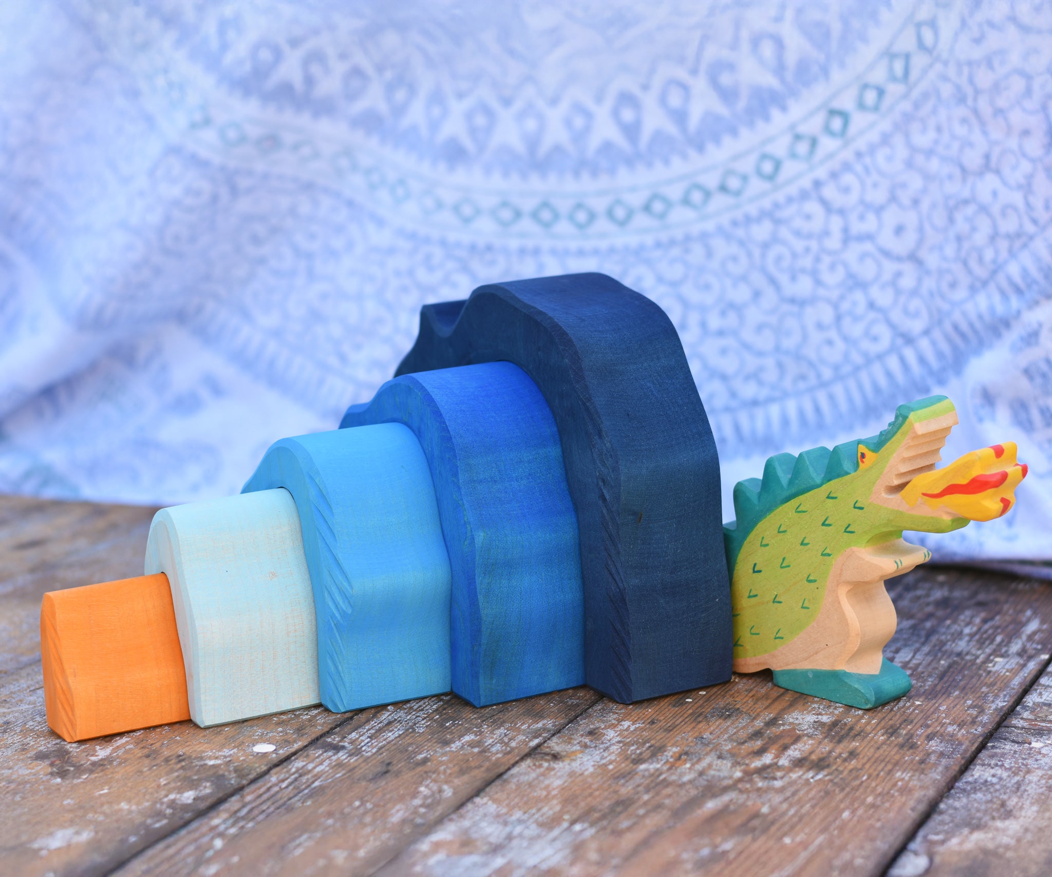 A Holztiger green dragon placed besides the Glückskäfer Blue Grotto.