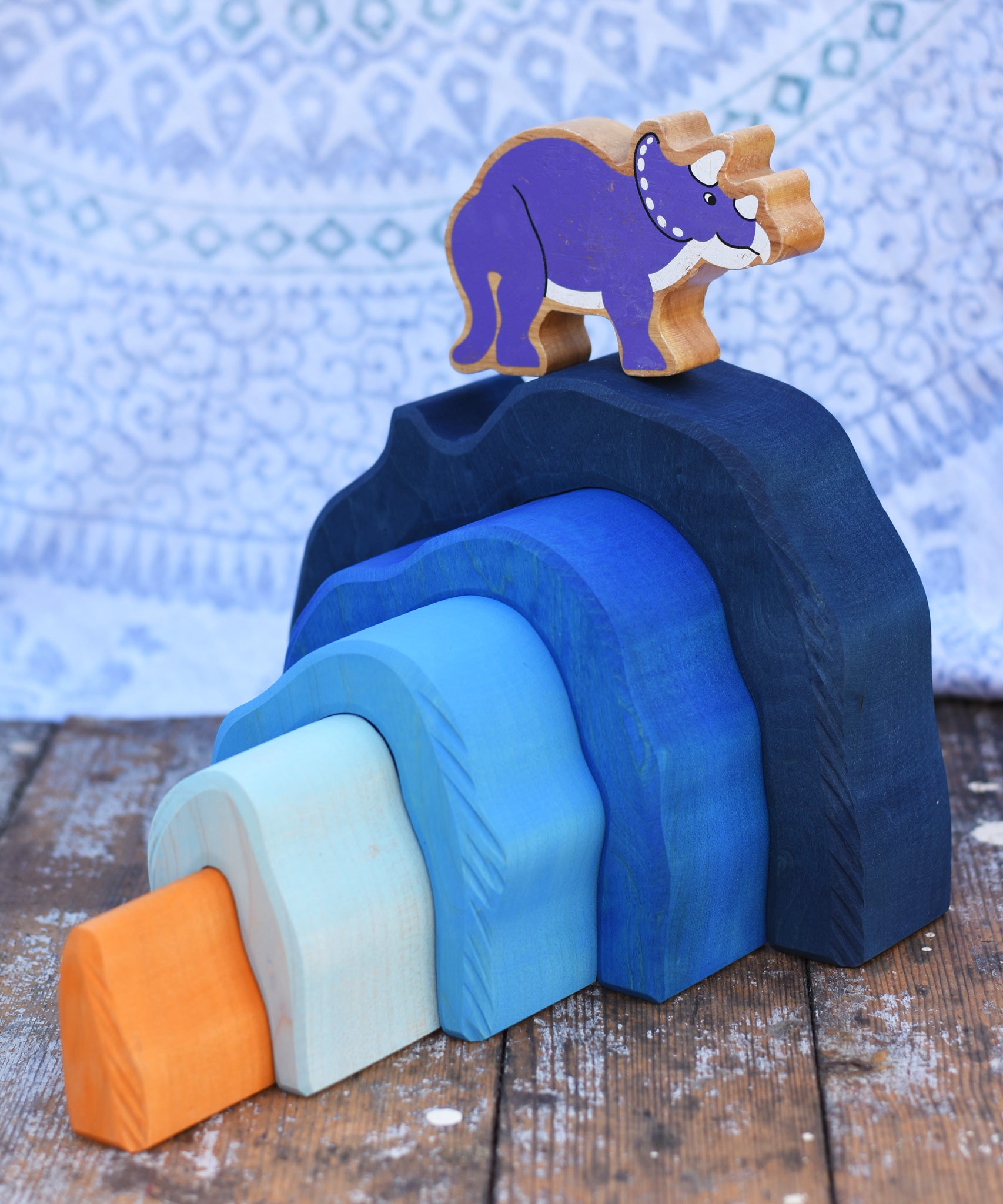 A Lanka Kade dinosaur placed on a Glückskäfer Blue Grotto.
