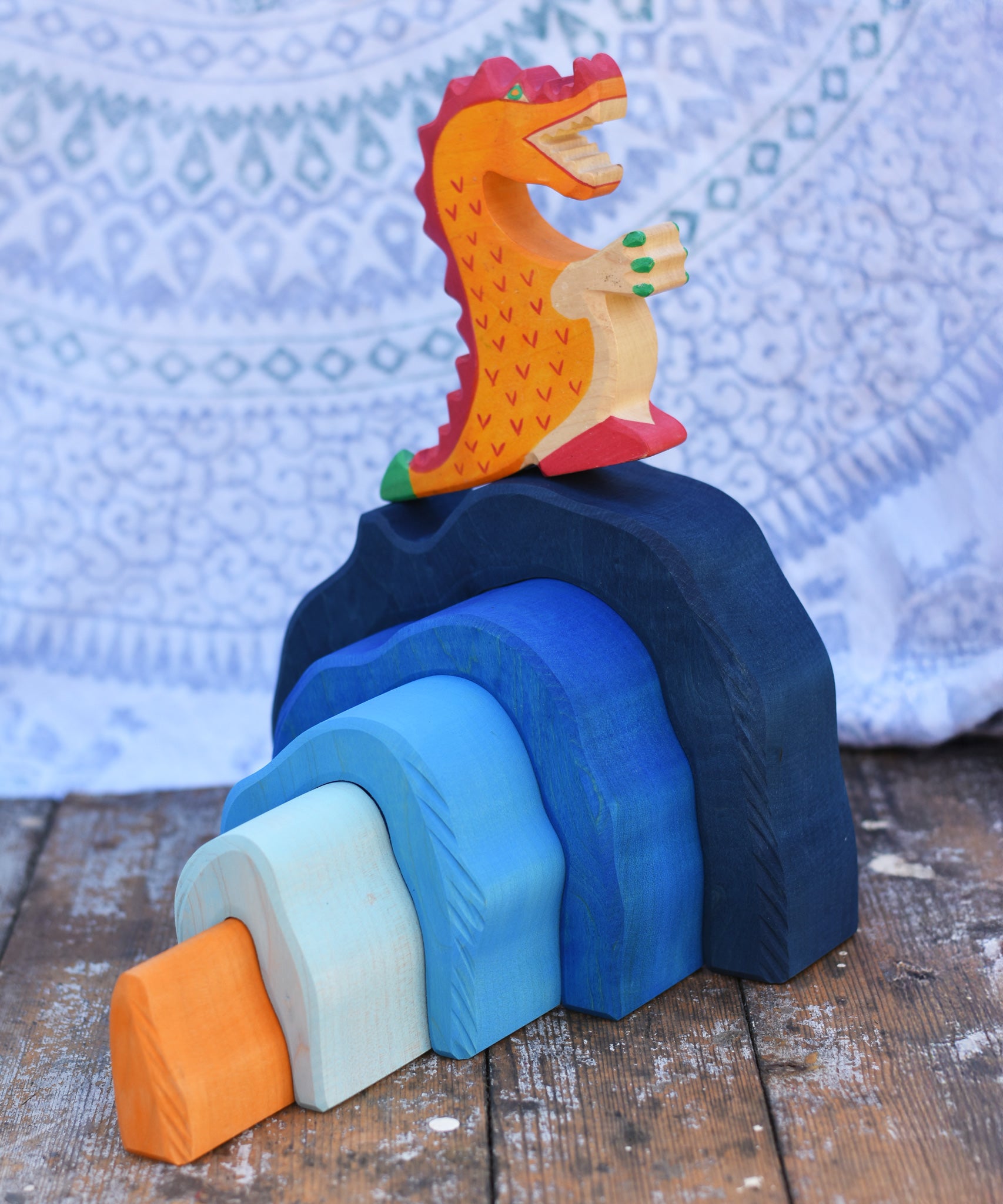 A Holztiger red dragon placed on a Glückskäfer Blue Grotto.