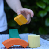 Child playing with blocks from the Glückskäfer circles quadrat construction kit.
