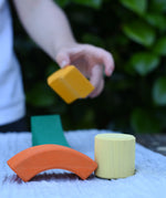 Child playing with blocks from the Glückskäfer circles quadrat construction kit.