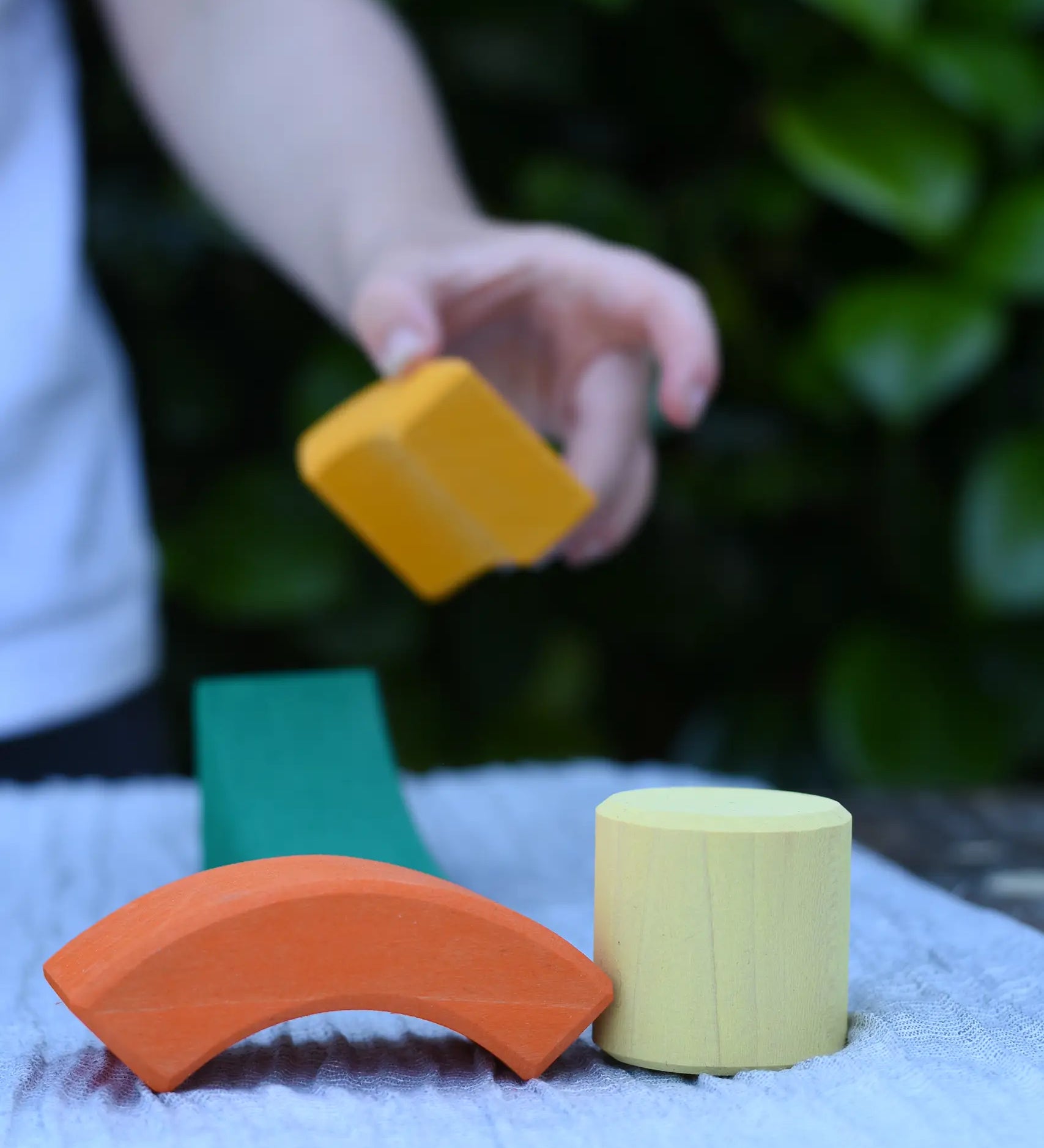 Child playing with blocks from the Glückskäfer circles quadrat construction kit.
