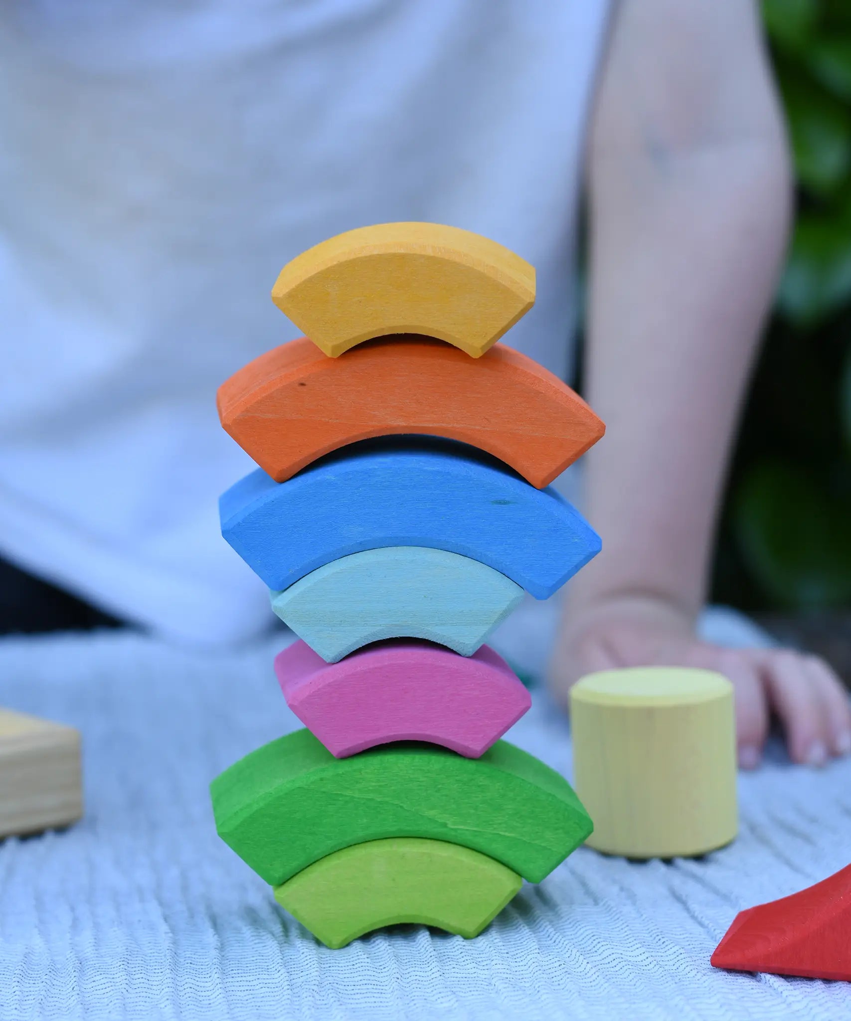 Curved pieces from the Glückskäfer circles quadrat construction kit stacked up on top of each other.