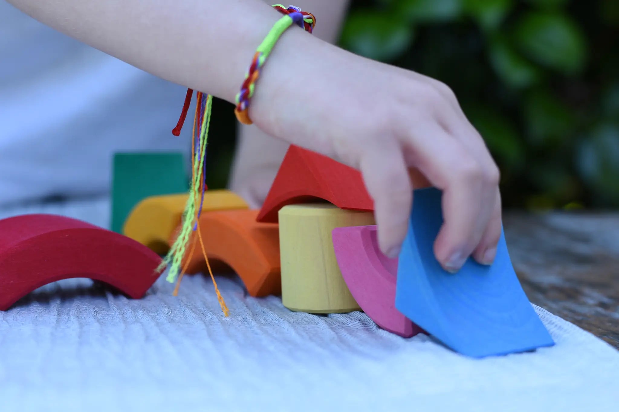 Child playing with blocks from the Glückskäfer circles quadrat construction kit.