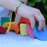 Child playing with blocks from the Glückskäfer circles quadrat construction kit.