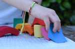 Child playing with blocks from the Glückskäfer circles quadrat construction kit.