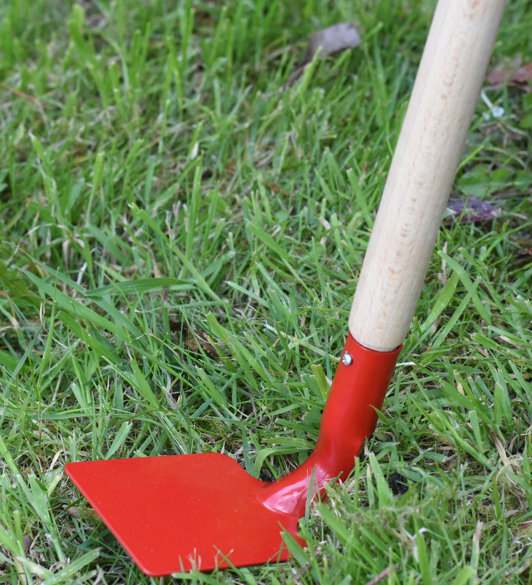 A close up of the red head on the Glückskäfer Metal Red Hoe.