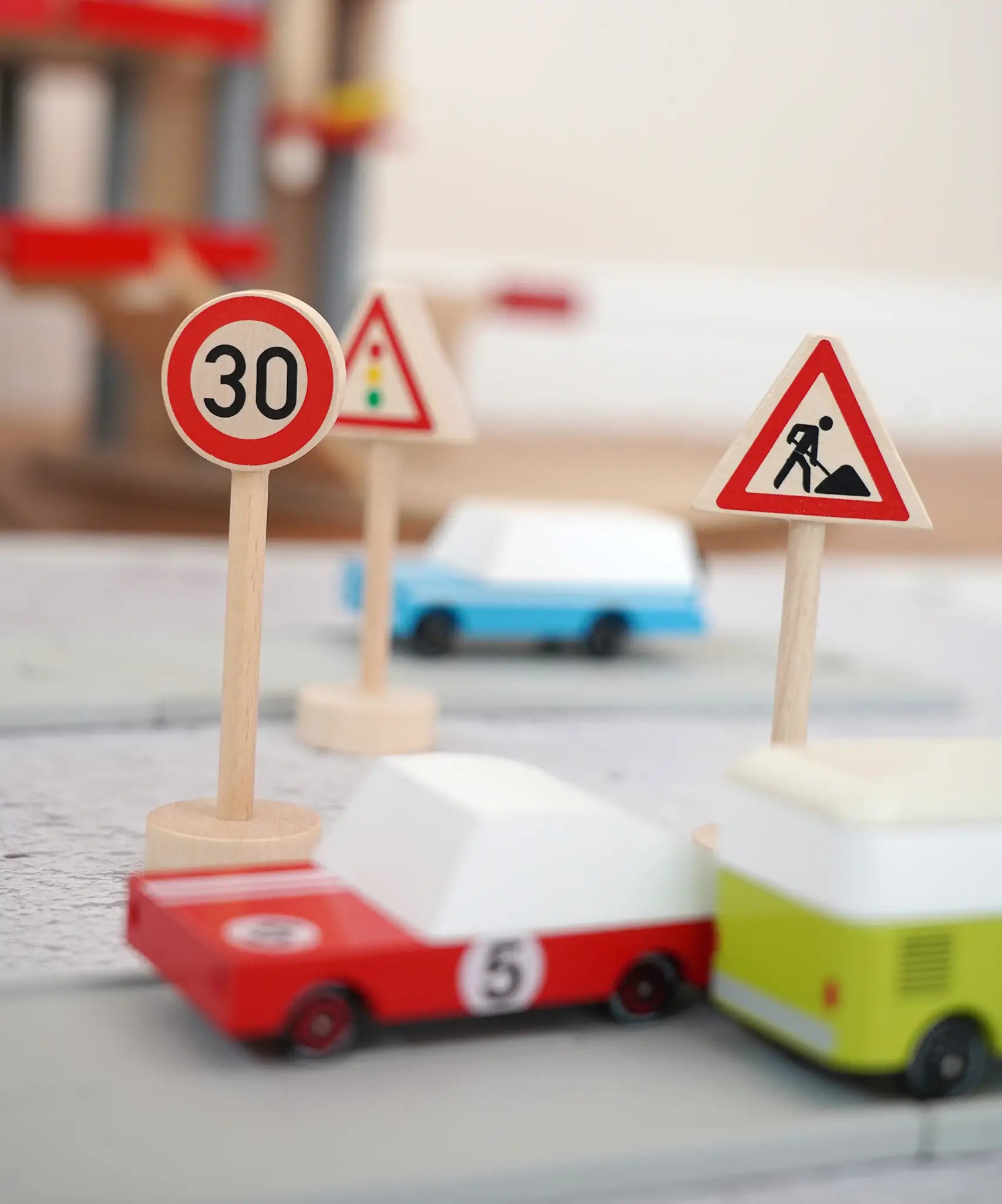 Gluckskafer speed and construction wooden mini traffic sign next to a play road with Candylab cars