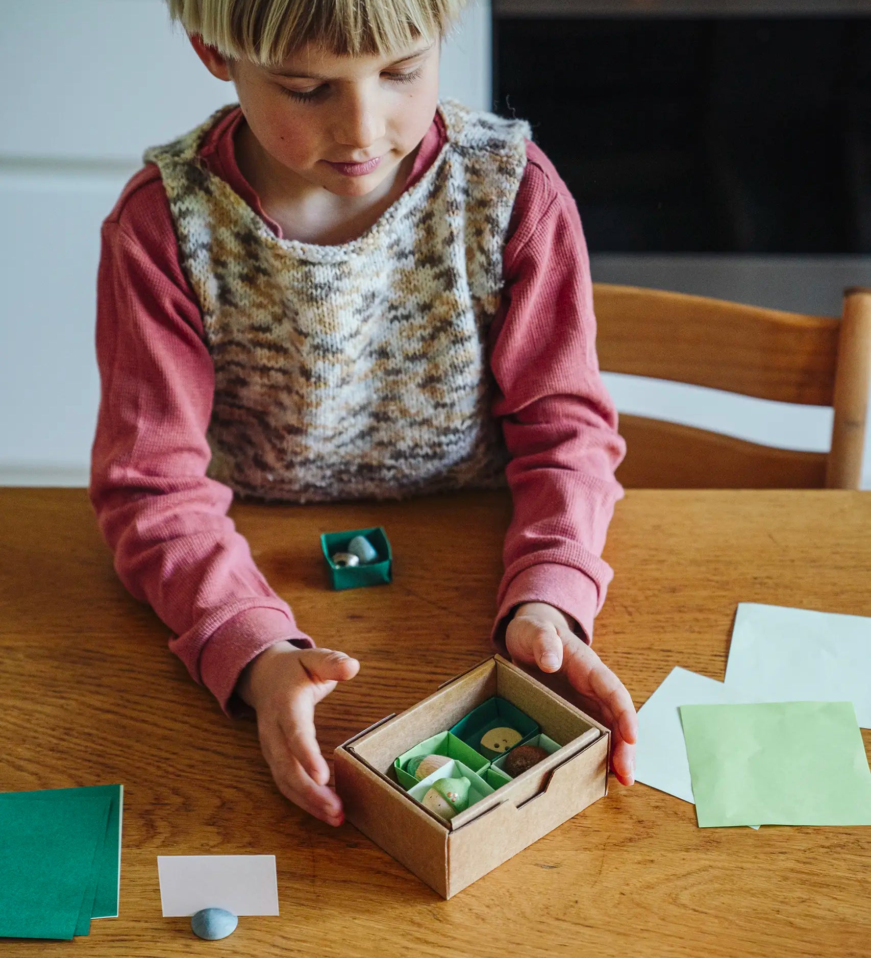 Child playing with one of the gifts included in the Grapat 2026 advent calendar available at Babipur.