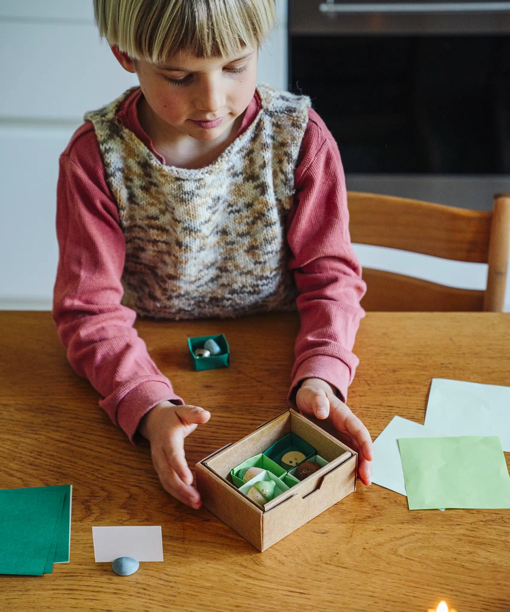Child playing with one of the gifts included in the Grapat 2026 advent calendar available at Babipur.