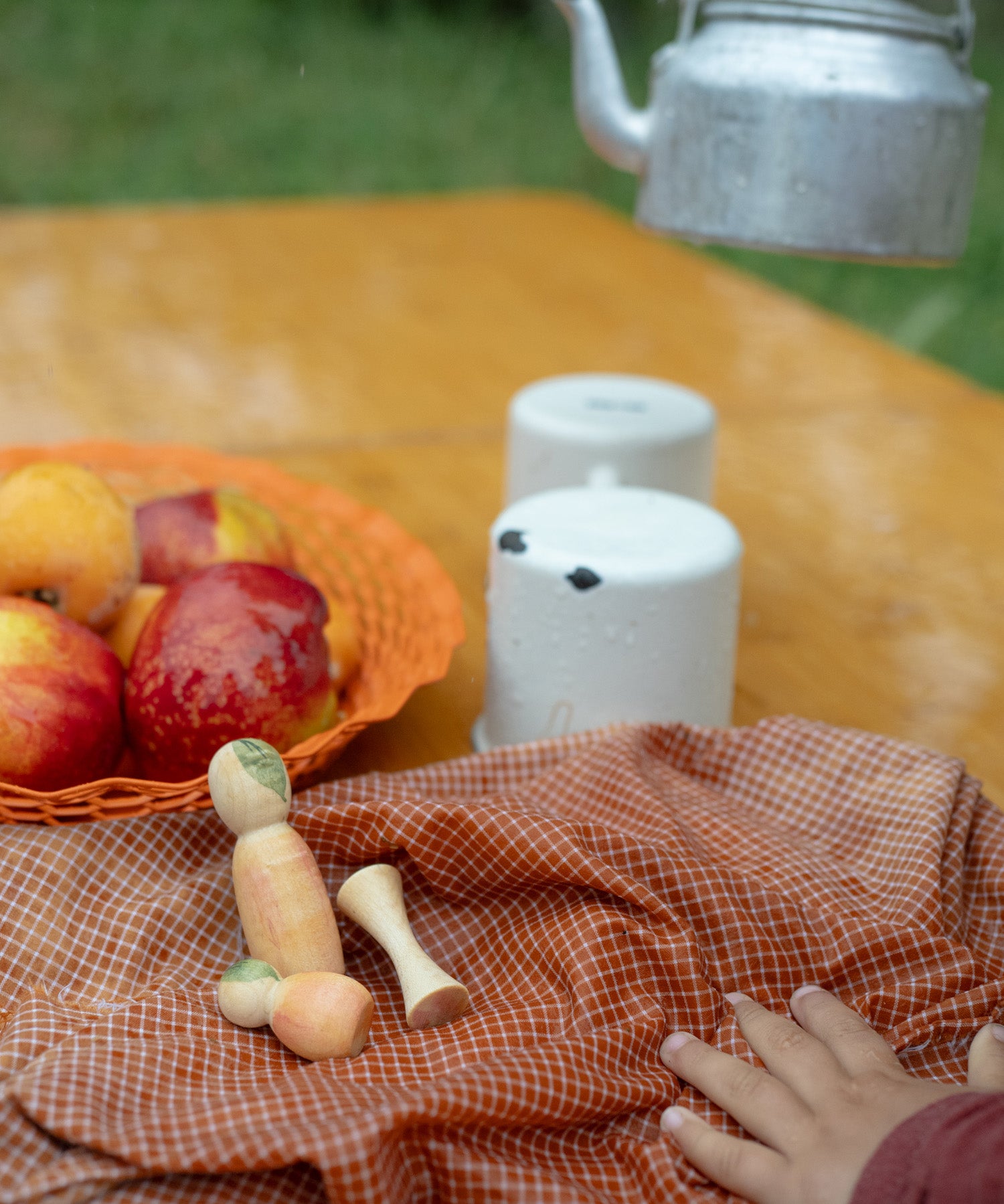 A decorative outdoor picnic setting with wooden apple peg dolls from the 4th edition Grapat lucky lucky box 