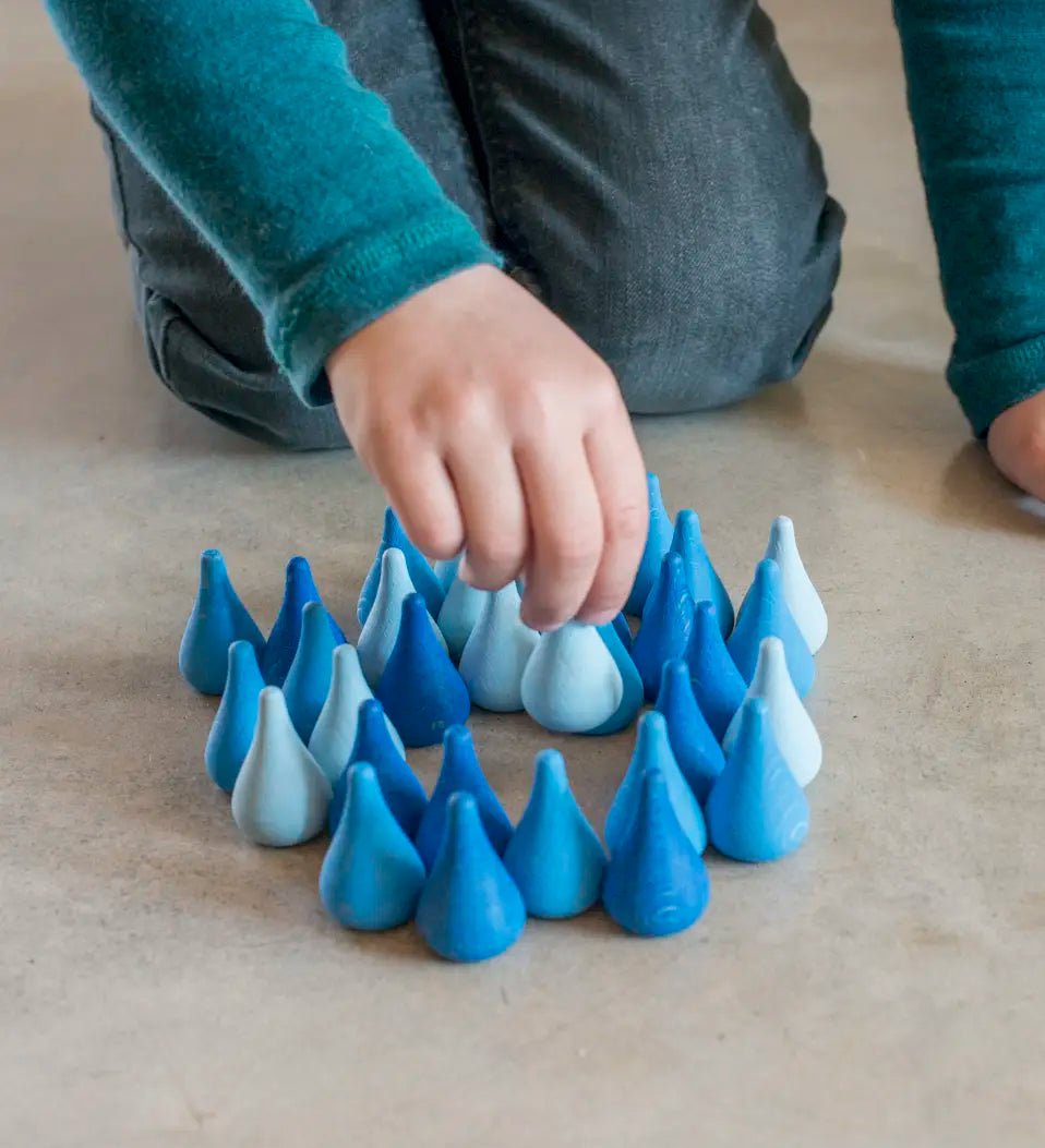 Child playing with the Grapat blue mandala raindrops.