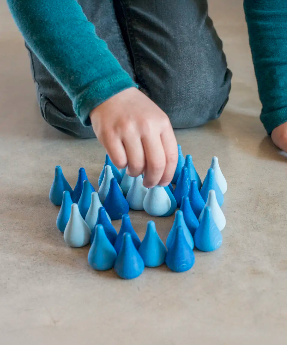 Child playing with the Grapat blue mandala raindrops.