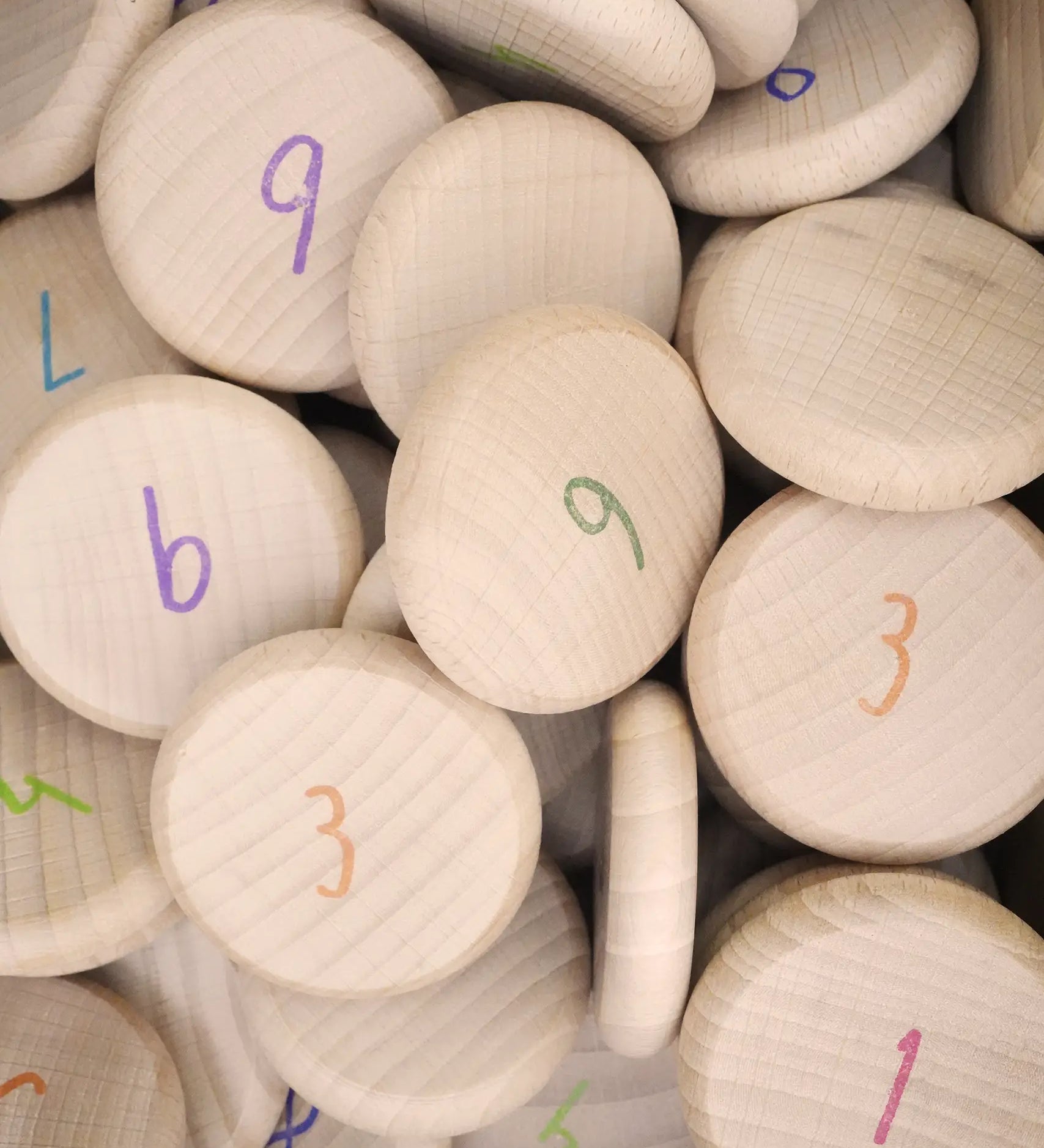 Close up the Grapat 60 wooden counting coins. 
