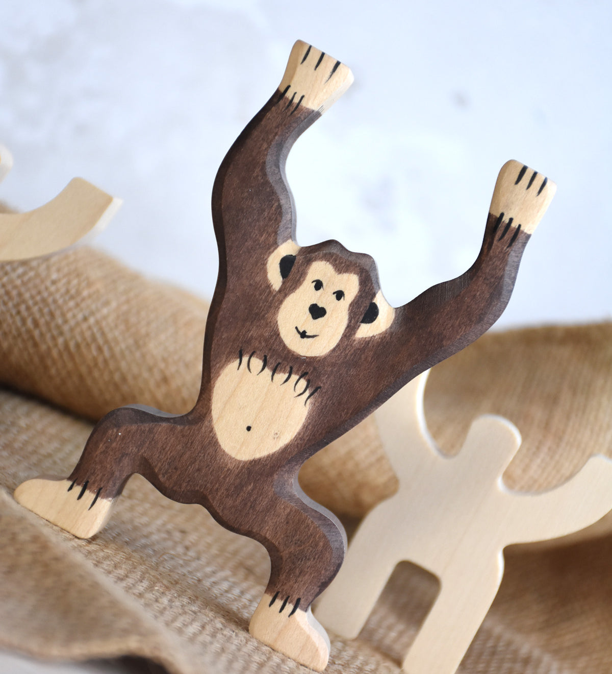Holztiger standing chimpanzee pictured in front of Bajo mendelson