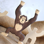 Holztiger standing chimpanzee pictured in front of Bajo mendelson