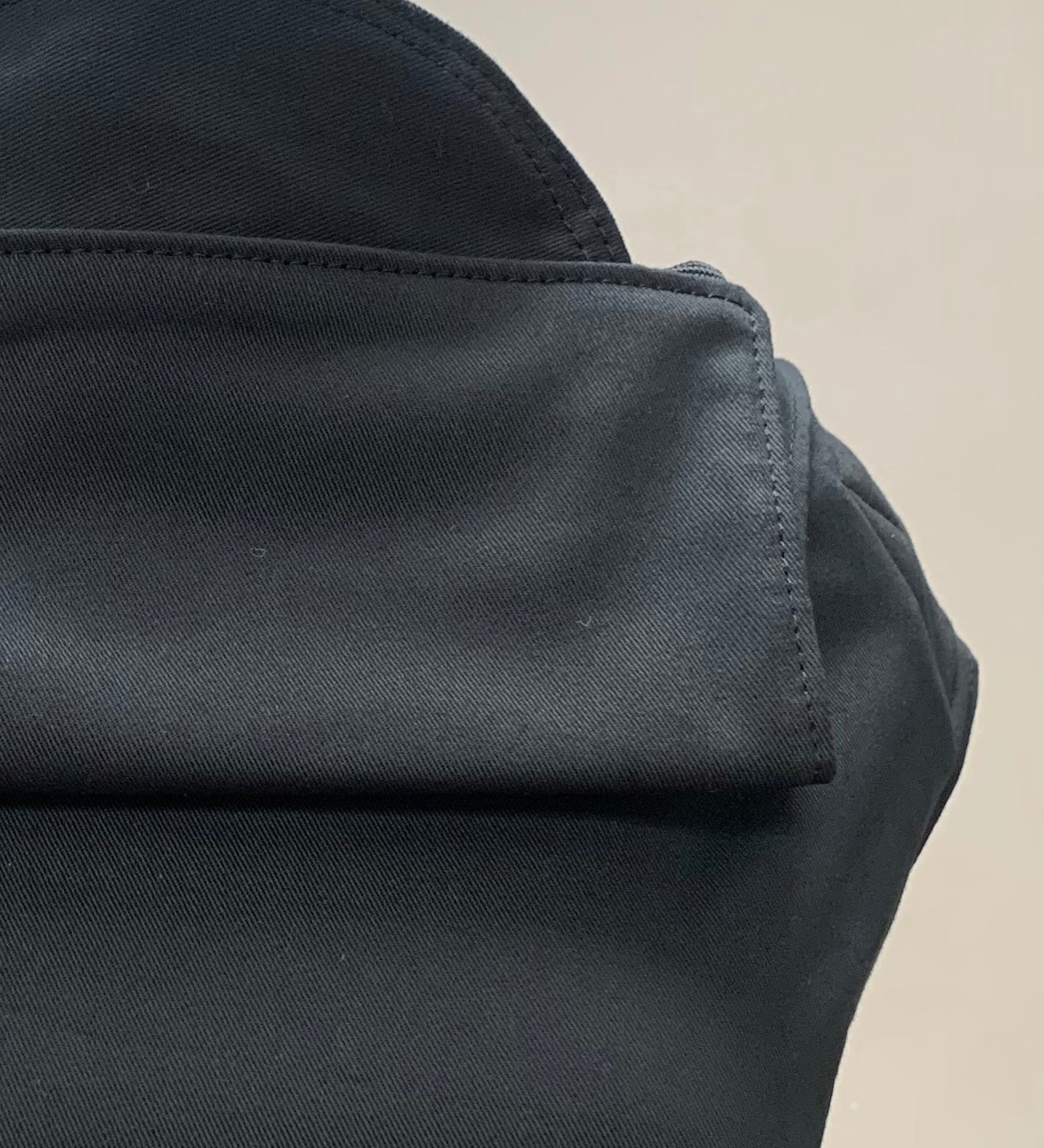 A close up of the  hood detail on the Integra black baby carrier available at Babipur.