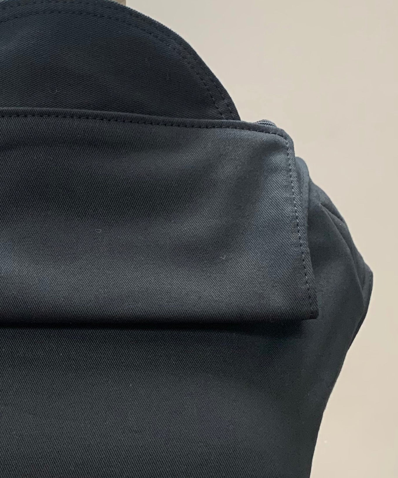 A close up of the  hood detail on the Integra black baby carrier available at Babipur.