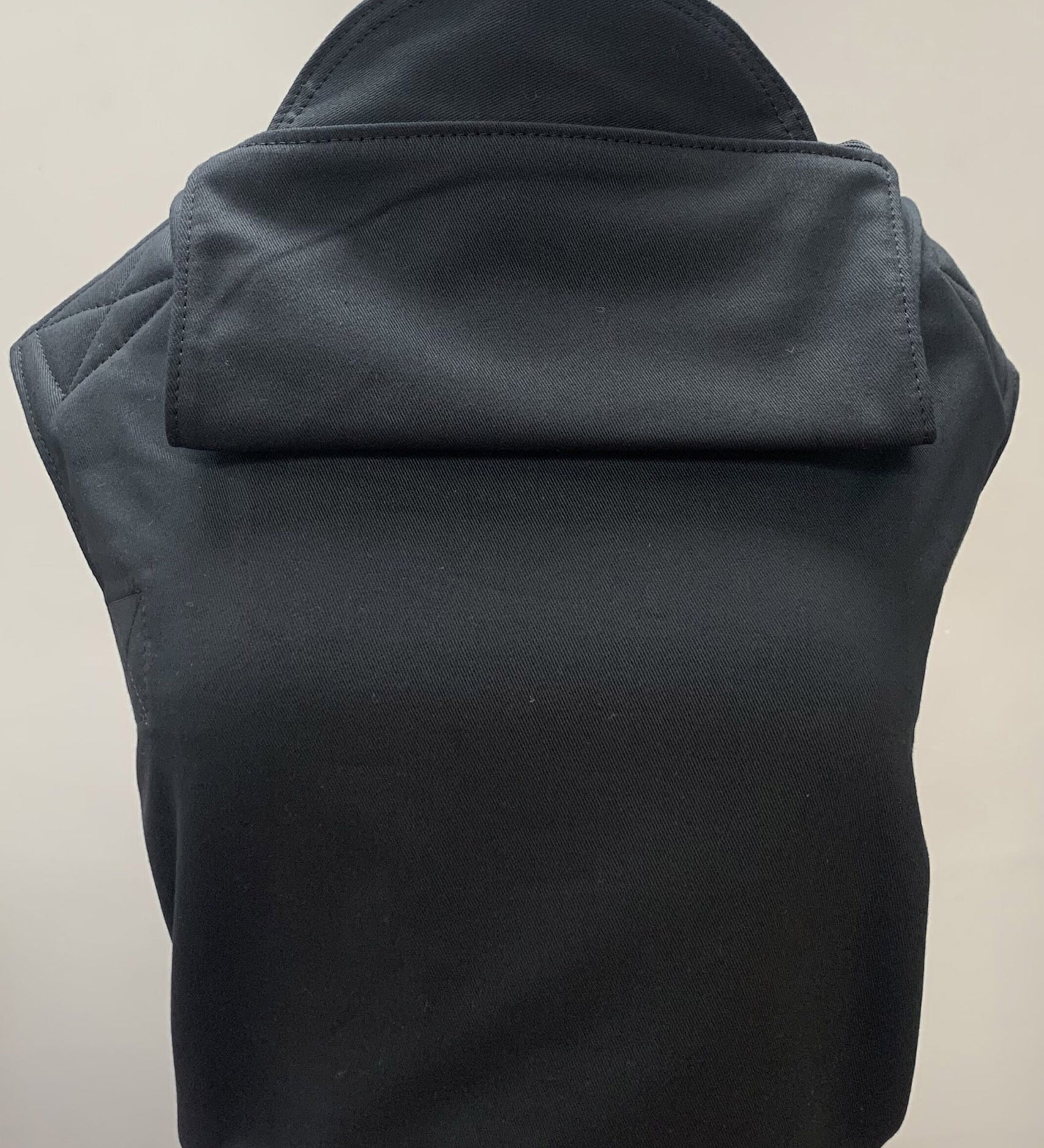 Integra plain black baby carrier available at a Babipur. Features a small hood for head protection.