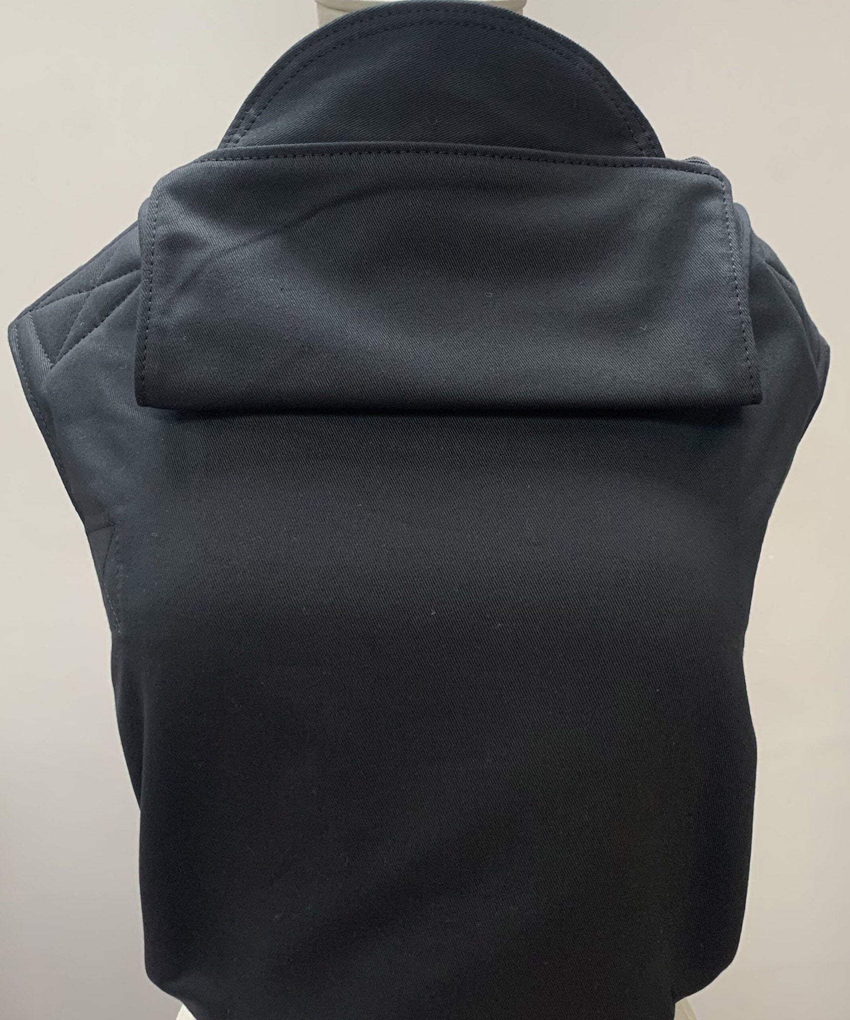 Integra plain black baby carrier available at a Babipur. Features a small hood for head protection.