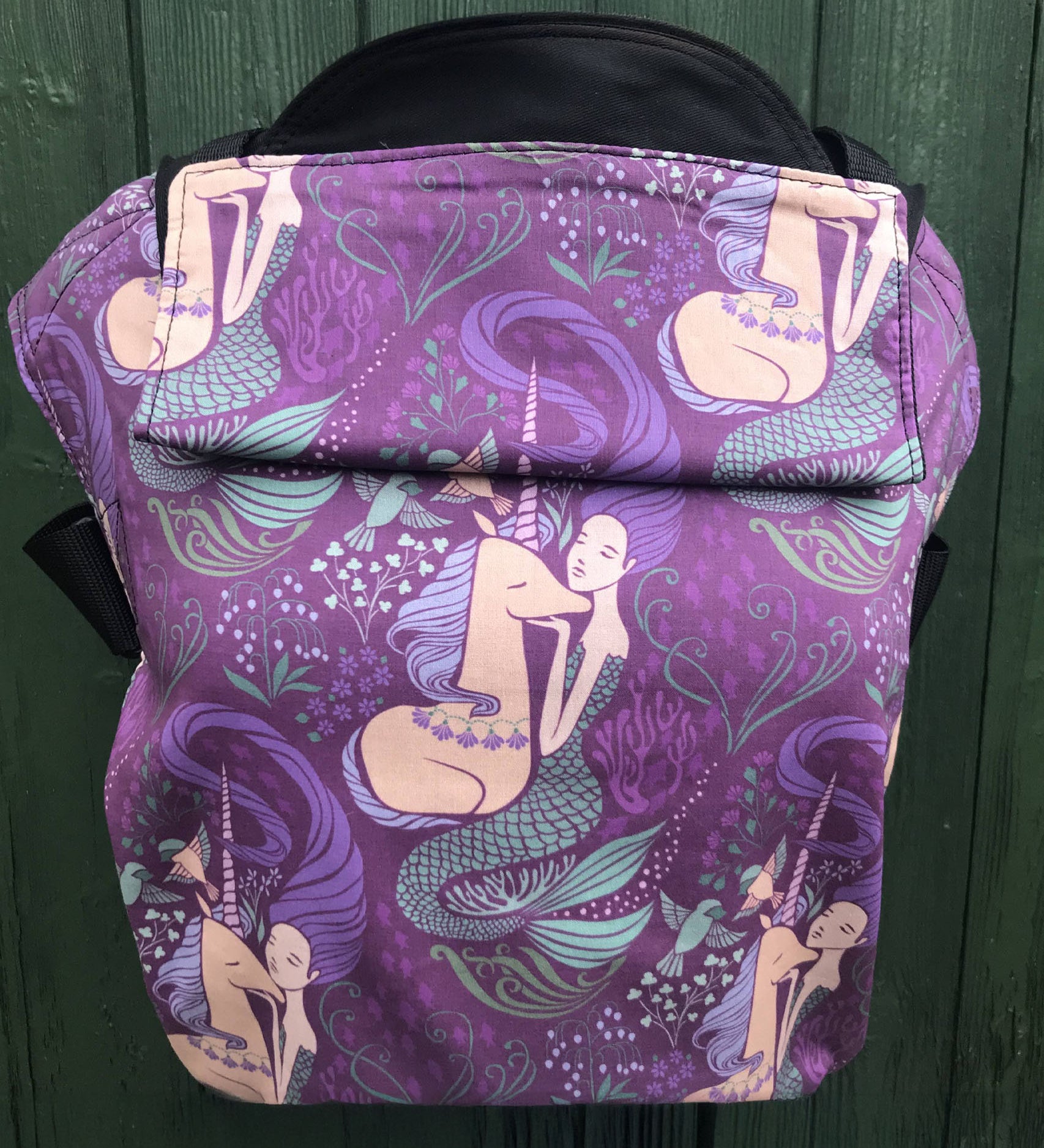 Integra mermaid and unicorns carrier available at a Babipur a purple coloured carrier with a beautiful mermaid and unicorn design. Features a small hood for head protection.