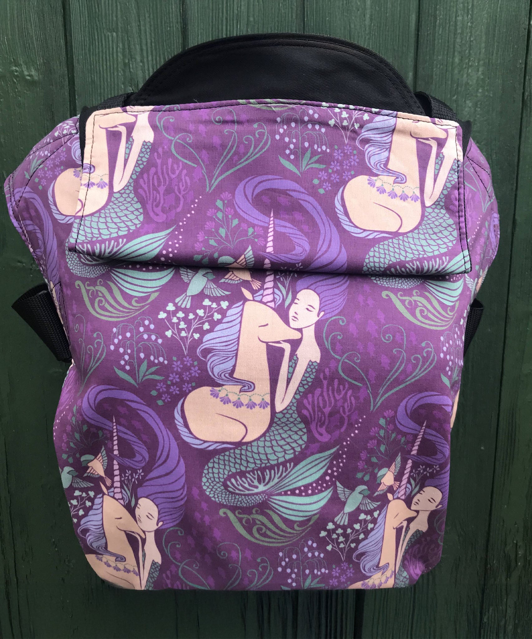 Integra mermaid and unicorns carrier available at a Babipur a purple coloured carrier with a beautiful mermaid and unicorn design. Features a small hood for head protection.