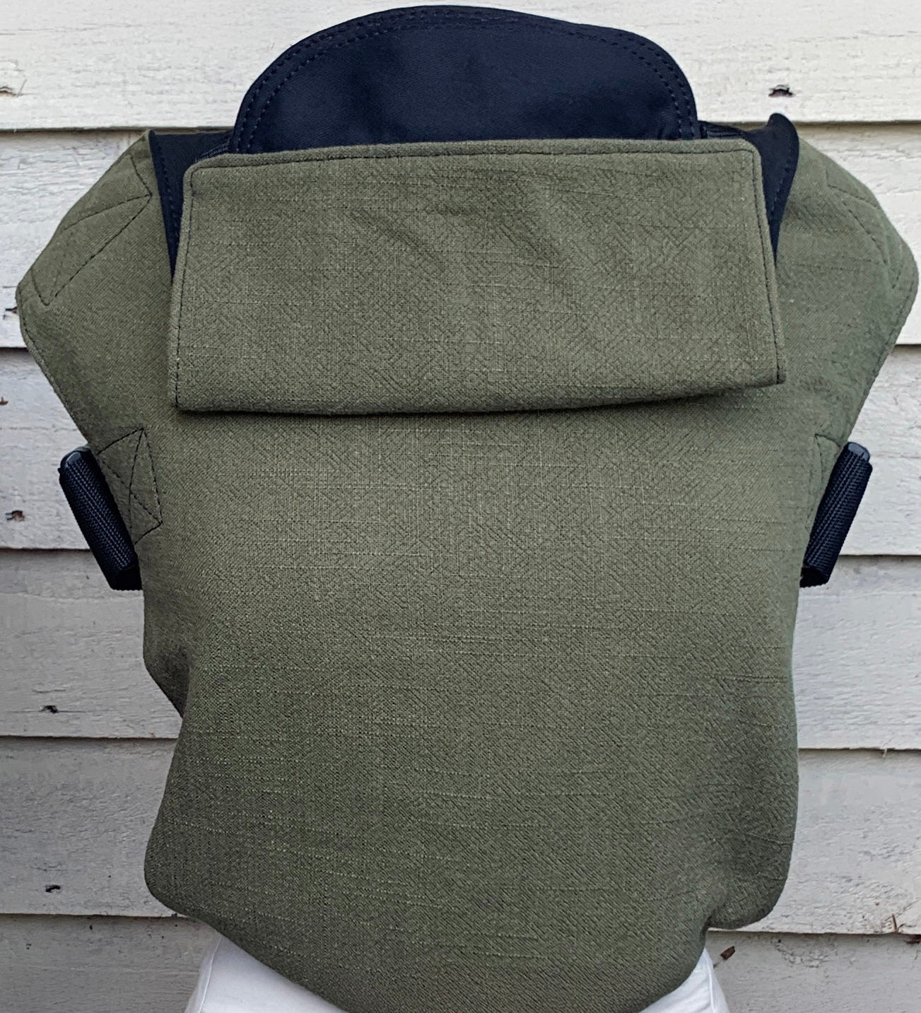 Integra khaki texture linen baby carrier available at a Babipur. Features a small hood for head protection.