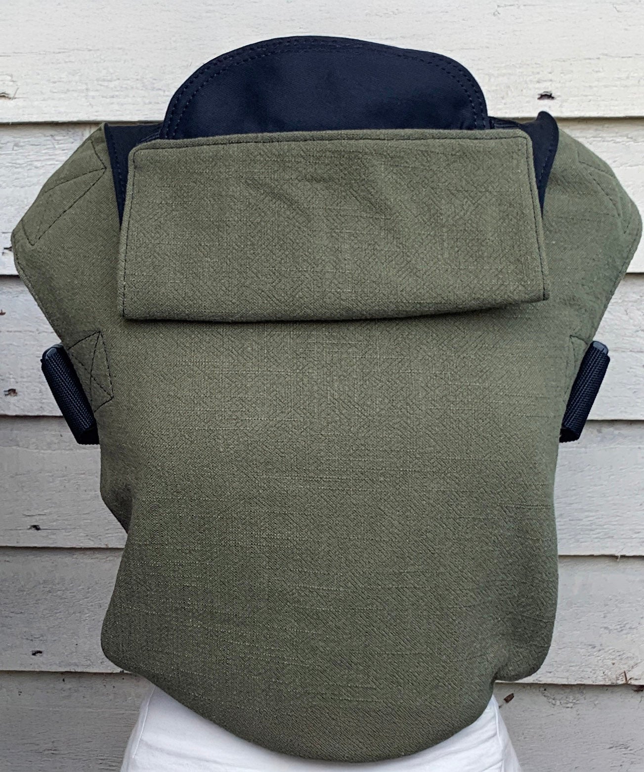 Integra khaki texture linen baby carrier available at a Babipur. Features a small hood for head protection.