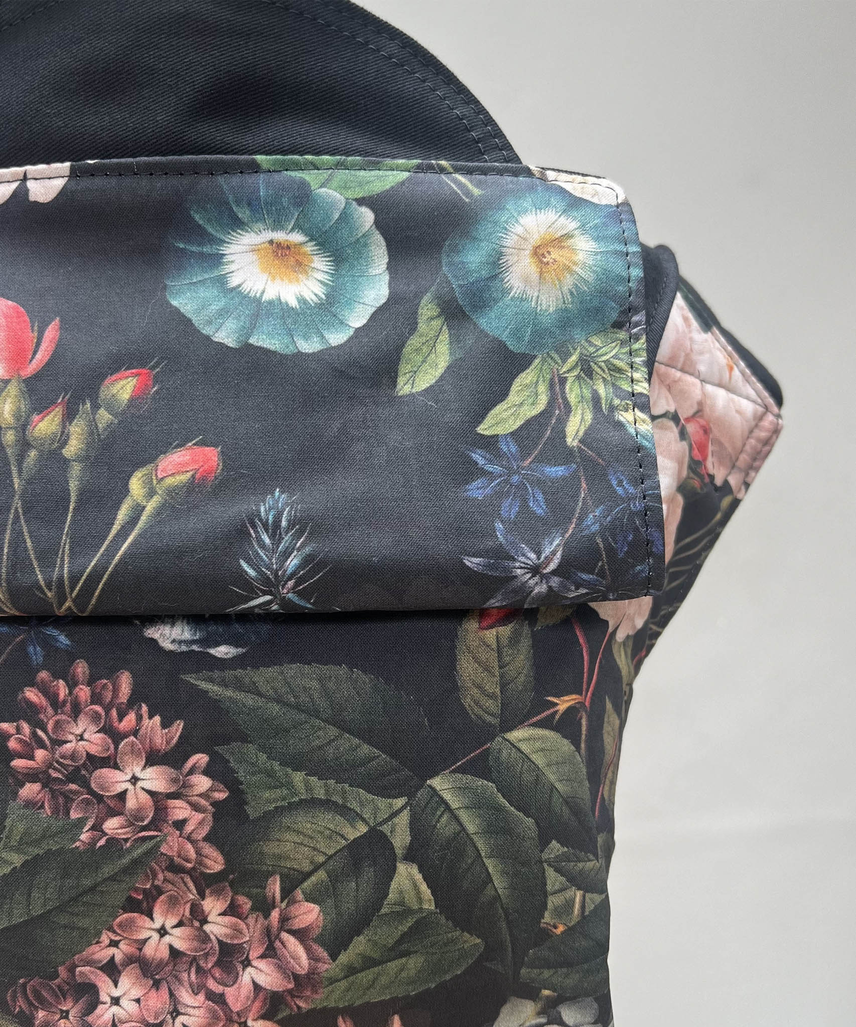 A close up of the Integra vintage summer baby carrier available at a Babipur 