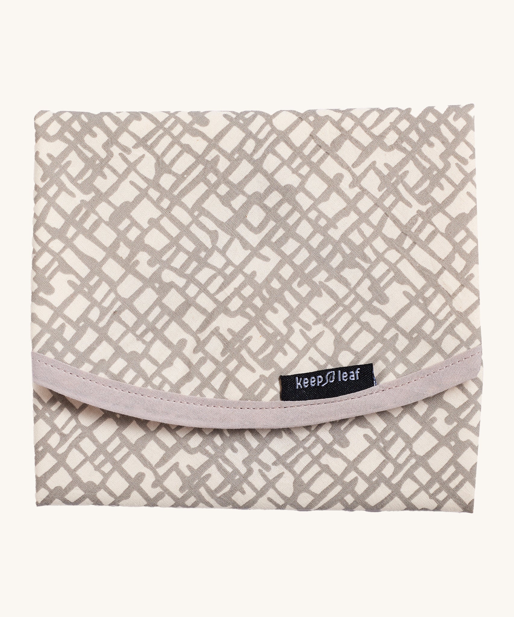Keep Leaf food wrap in mesh design. A cream colour organic cotton wrap for food with grey mesh lines printed all over and grey trim. Features a velcro lid for easy fastening
