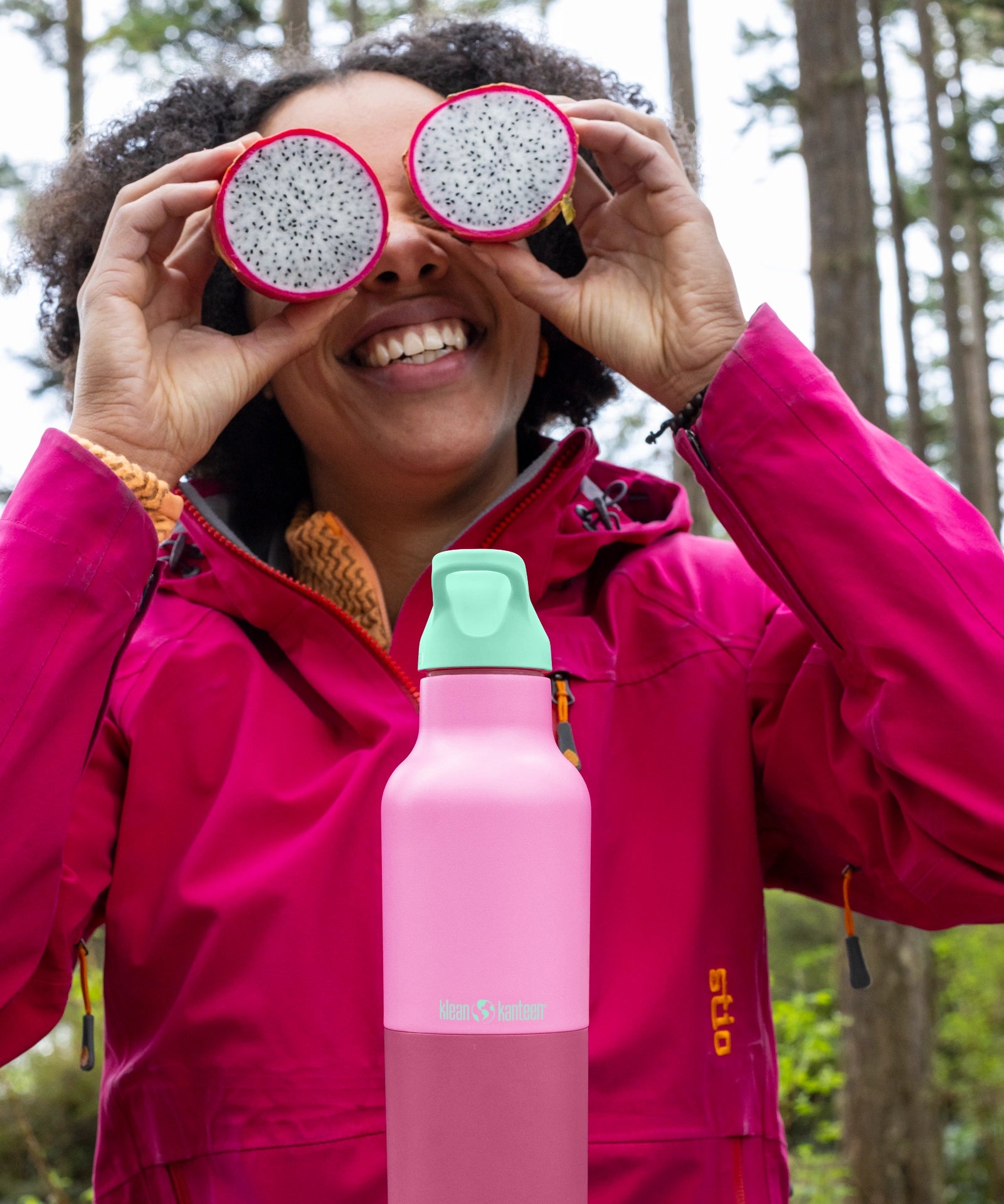 Woman on a picnic with Klean Kanteen Rise Insulated Classic Bottle with Flip Seal Cap in limited edition Cashmere Rose colourway.
