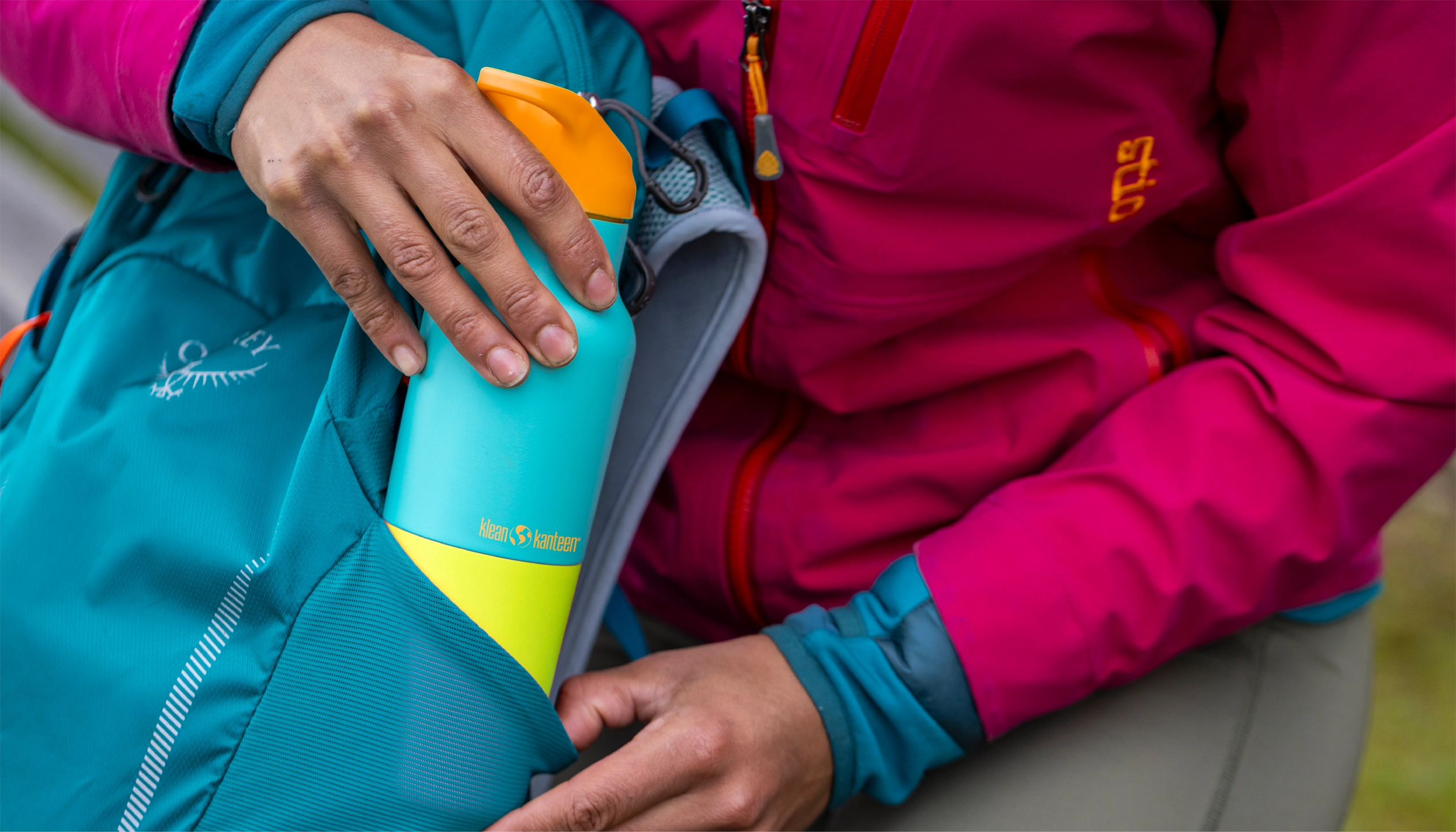 Klean Kanteen Rise Insulated Classic Bottle with Flip Seal Cap in limited edition Baltic colourway in a backpack bottle pocket.