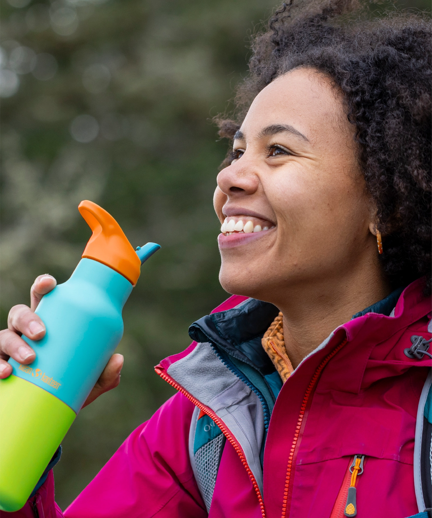 Hiker holding Klean Kanteen Rise Insulated Classic Bottle with Flip Seal Cap in limited edition Baltic colourway.